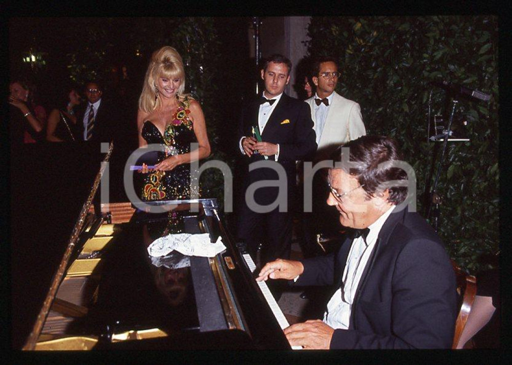 Ivana TRUMP a un party 1995 ca - 35mm vintage slide (3) Diapositiva originale, in formato 35 mm.Per i diritti rivolgersi a ICharta.E' severamente vietata la riproduzione. Tutti i diritti sono riservati.ICharta mette in vendita, sul negozio eBay e in esclusiva sul sito "icharta" il proprio archivio composto da numerose diapositive e negativi fotografici d'epoca, tutti originali e autentici, che attraversano la storia del costume tra la fine degli anni Sessanta e Novanta.Si tratta di uno sguardo inedito sull'attualità , la politica, la vita quotidiana, il gossip e la cultura, che fotografa il cambiamento della nazione in quest'ultimo scorcio del XX secolo.Un'occasione unica per il mercato del collezionismo, che vede finalmente disponibile un archivio eccezionale per vastità , tematiche e condizioni, in un settore (il negativo fotografico e la diapositiva) di assoluta novità e dalle interessanti prospettive di investimento. GOOD/buono   originale e autentica 1