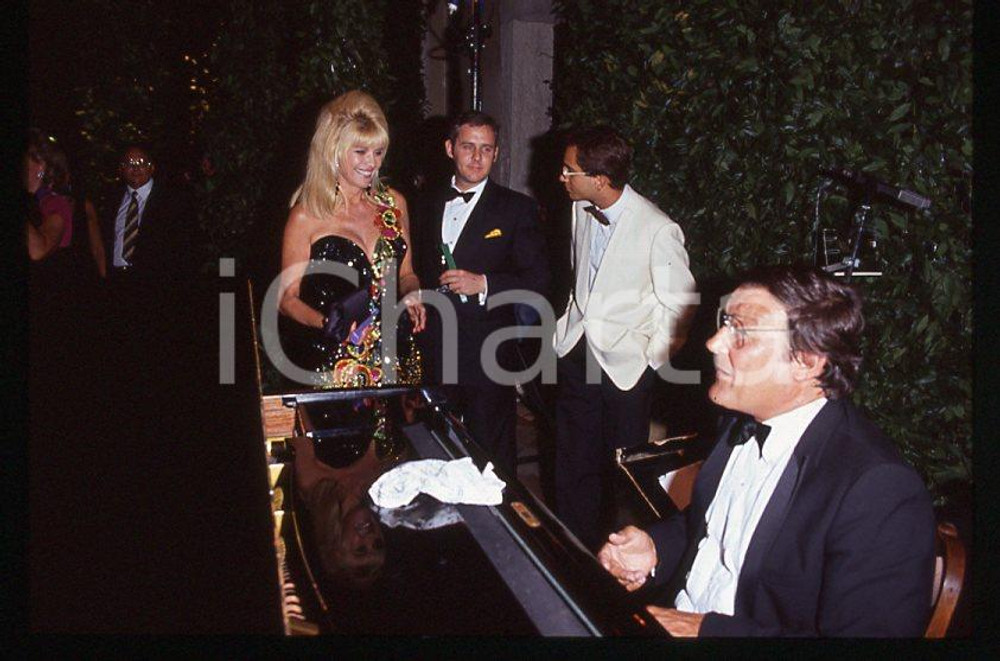 Ivana TRUMP a un party 1995 ca - 35mm vintage slide (7) Diapositiva originale, in formato 35 mm.Per i diritti rivolgersi a ICharta.E' severamente vietata la riproduzione. Tutti i diritti sono riservati.ICharta mette in vendita, sul negozio eBay e in esclusiva sul sito "icharta" il proprio archivio composto da numerose diapositive e negativi fotografici d'epoca, tutti originali e autentici, che attraversano la storia del costume tra la fine degli anni Sessanta e Novanta.Si tratta di uno sguardo inedito sull'attualità , la politica, la vita quotidiana, il gossip e la cultura, che fotografa il cambiamento della nazione in quest'ultimo scorcio del XX secolo.Un'occasione unica per il mercato del collezionismo, che vede finalmente disponibile un archivio eccezionale per vastità , tematiche e condizioni, in un settore (il negativo fotografico e la diapositiva) di assoluta novità e dalle interessanti prospettive di investimento. GOOD/buono   originale e autentica 1