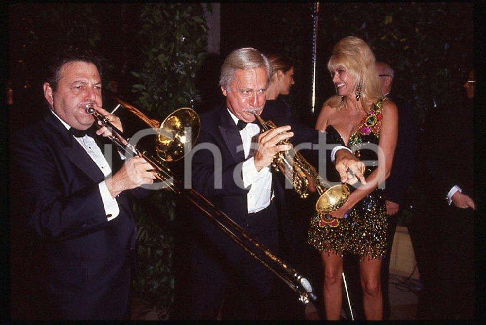 Ivana TRUMP a un party 1995 ca - 35mm vintage slide (9) Diapositiva originale, in formato 35 mm.Per i diritti rivolgersi a ICharta.E' severamente vietata la riproduzione. Tutti i diritti sono riservati.ICharta mette in vendita, sul negozio eBay e in esclusiva sul sito "icharta" il proprio archivio composto da numerose diapositive e negativi fotografici d'epoca, tutti originali e autentici, che attraversano la storia del costume tra la fine degli anni Sessanta e Novanta.Si tratta di uno sguardo inedito sull'attualità , la politica, la vita quotidiana, il gossip e la cultura, che fotografa il cambiamento della nazione in quest'ultimo scorcio del XX secolo.Un'occasione unica per il mercato del collezionismo, che vede finalmente disponibile un archivio eccezionale per vastità , tematiche e condizioni, in un settore (il negativo fotografico e la diapositiva) di assoluta novità e dalle interessanti prospettive di investimento. GOOD/buono   originale e autentica 1