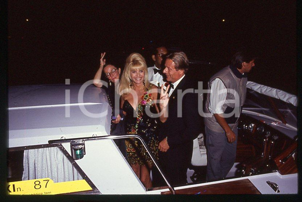 Ivana TRUMP Riccardo MAZZUCCHELLI in barca 1995 ca - 35mm vintage slide (1) Diapositiva originale, in formato 35 mm.Per i diritti rivolgersi a ICharta.E' severamente vietata la riproduzione. Tutti i diritti sono riservati.ICharta mette in vendita, sul negozio eBay e in esclusiva sul sito "icharta" il proprio archivio composto da numerose diapositive e negativi fotografici d'epoca, tutti originali e autentici, che attraversano la storia del costume tra la fine degli anni Sessanta e Novanta.Si tratta di uno sguardo inedito sull'attualità , la politica, la vita quotidiana, il gossip e la cultura, che fotografa il cambiamento della nazione in quest'ultimo scorcio del XX secolo.Un'occasione unica per il mercato del collezionismo, che vede finalmente disponibile un archivio eccezionale per vastità , tematiche e condizioni, in un settore (il negativo fotografico e la diapositiva) di assoluta novità e dalle interessanti prospettive di investimento. GOOD/buono   originale e autentica 1