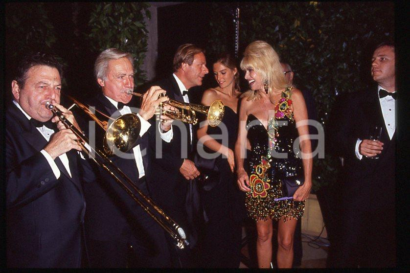 Ivana TRUMP Riccardo MAZZUCCHELLI a un party 1995 ca - 35mm vintage slide (4) Diapositiva originale, in formato 35 mm.Per i diritti rivolgersi a ICharta.E' severamente vietata la riproduzione. Tutti i diritti sono riservati.ICharta mette in vendita, sul negozio eBay e in esclusiva sul sito "icharta" il proprio archivio composto da numerose diapositive e negativi fotografici d'epoca, tutti originali e autentici, che attraversano la storia del costume tra la fine degli anni Sessanta e Novanta.Si tratta di uno sguardo inedito sull'attualità , la politica, la vita quotidiana, il gossip e la cultura, che fotografa il cambiamento della nazione in quest'ultimo scorcio del XX secolo.Un'occasione unica per il mercato del collezionismo, che vede finalmente disponibile un archivio eccezionale per vastità , tematiche e condizioni, in un settore (il negativo fotografico e la diapositiva) di assoluta novità e dalle interessanti prospettive di investimento. GOOD/buono   originale e autentica 1