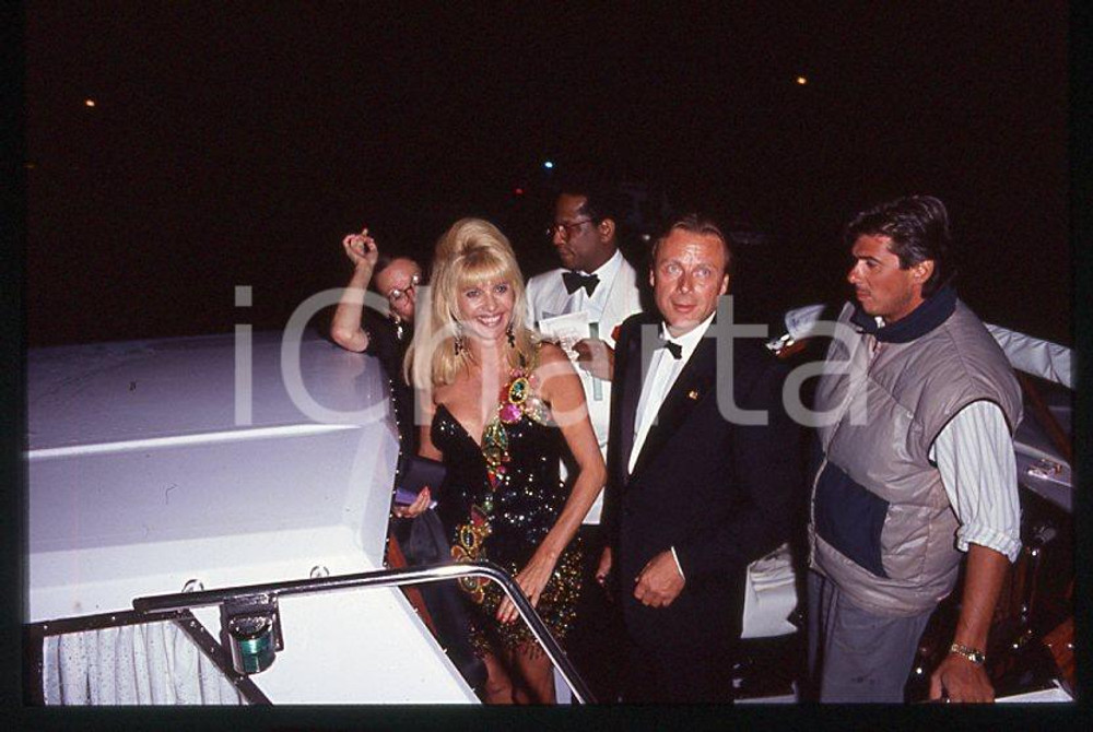 Ivana TRUMP Riccardo MAZZUCCHELLI in barca 1995 ca - 35mm vintage slide (3) Diapositiva originale, in formato 35 mm.Per i diritti rivolgersi a ICharta.E' severamente vietata la riproduzione. Tutti i diritti sono riservati.ICharta mette in vendita, sul negozio eBay e in esclusiva sul sito "icharta" il proprio archivio composto da numerose diapositive e negativi fotografici d'epoca, tutti originali e autentici, che attraversano la storia del costume tra la fine degli anni Sessanta e Novanta.Si tratta di uno sguardo inedito sull'attualità , la politica, la vita quotidiana, il gossip e la cultura, che fotografa il cambiamento della nazione in quest'ultimo scorcio del XX secolo.Un'occasione unica per il mercato del collezionismo, che vede finalmente disponibile un archivio eccezionale per vastità , tematiche e condizioni, in un settore (il negativo fotografico e la diapositiva) di assoluta novità e dalle interessanti prospettive di investimento. GOOD/buono   originale e autentica 1