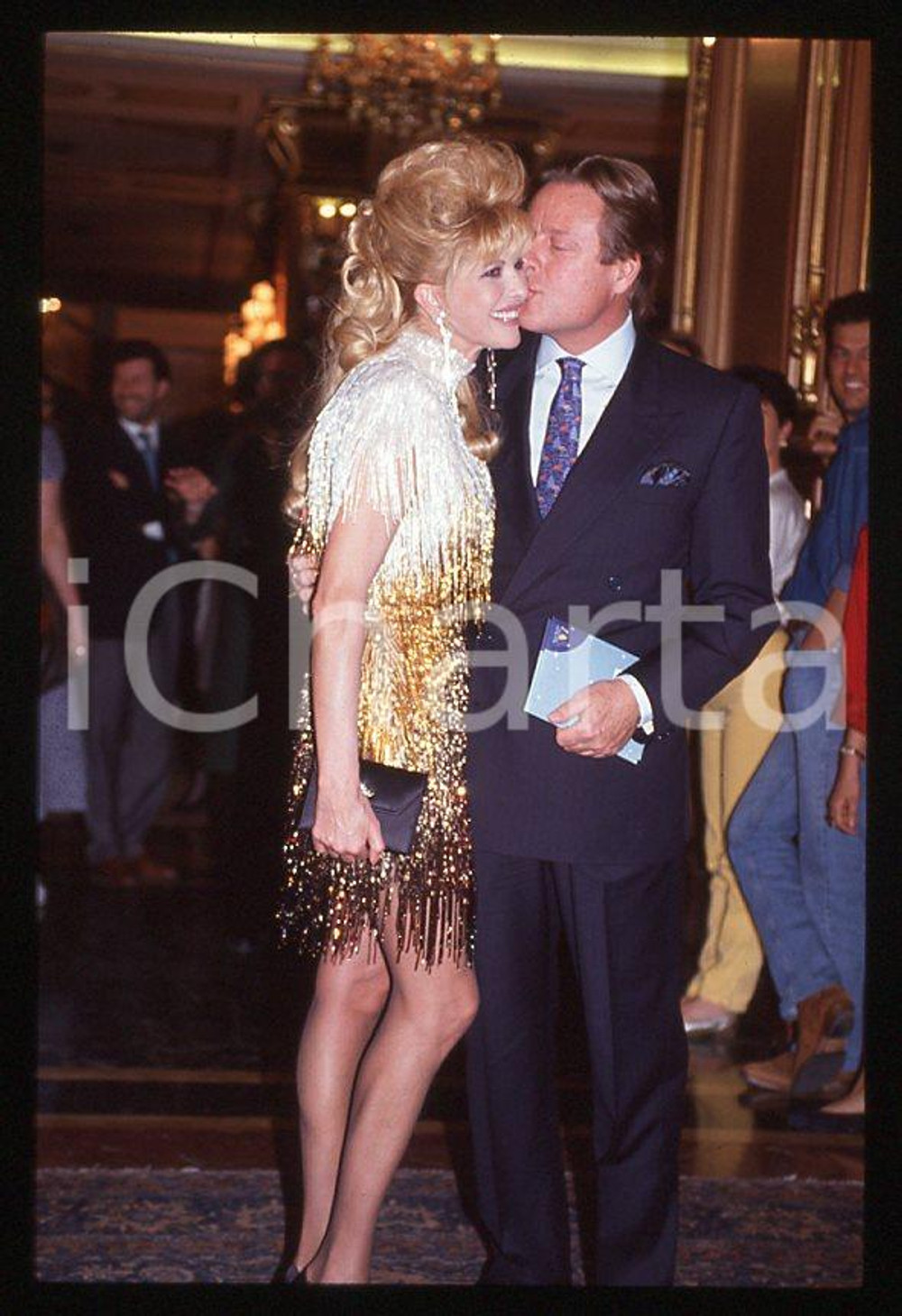 Ivana TRUMP Riccardo MAZZUCCHELLI 1995 ca - 35mm vintage slide (3) Diapositiva originale, in formato 35 mm.Per i diritti rivolgersi a ICharta.E' severamente vietata la riproduzione. Tutti i diritti sono riservati.ICharta mette in vendita, sul negozio eBay e in esclusiva sul sito "icharta" il proprio archivio composto da numerose diapositive e negativi fotografici d'epoca, tutti originali e autentici, che attraversano la storia del costume tra la fine degli anni Sessanta e Novanta.Si tratta di uno sguardo inedito sull'attualità , la politica, la vita quotidiana, il gossip e la cultura, che fotografa il cambiamento della nazione in quest'ultimo scorcio del XX secolo.Un'occasione unica per il mercato del collezionismo, che vede finalmente disponibile un archivio eccezionale per vastità , tematiche e condizioni, in un settore (il negativo fotografico e la diapositiva) di assoluta novità e dalle interessanti prospettive di investimento. GOOD/buono   originale e autentica 1