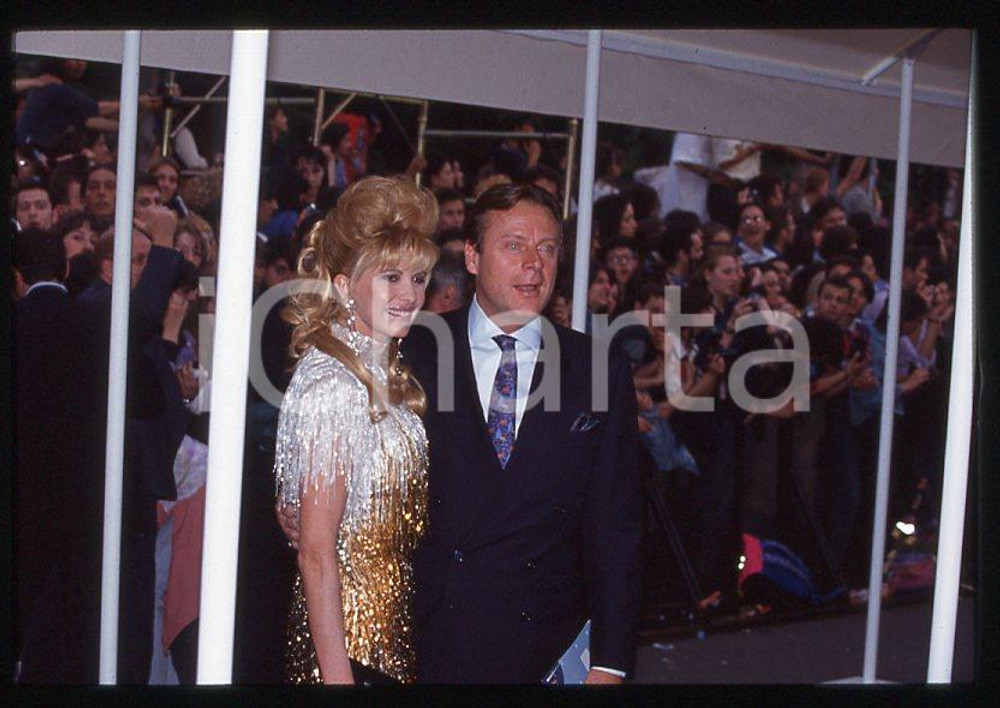 Ivana TRUMP Riccardo MAZZUCCHELLI 1995 ca - 35mm vintage slide (5) Diapositiva originale, in formato 35 mm.Per i diritti rivolgersi a ICharta.E' severamente vietata la riproduzione. Tutti i diritti sono riservati.ICharta mette in vendita, sul negozio eBay e in esclusiva sul sito "icharta" il proprio archivio composto da numerose diapositive e negativi fotografici d'epoca, tutti originali e autentici, che attraversano la storia del costume tra la fine degli anni Sessanta e Novanta.Si tratta di uno sguardo inedito sull'attualità , la politica, la vita quotidiana, il gossip e la cultura, che fotografa il cambiamento della nazione in quest'ultimo scorcio del XX secolo.Un'occasione unica per il mercato del collezionismo, che vede finalmente disponibile un archivio eccezionale per vastità , tematiche e condizioni, in un settore (il negativo fotografico e la diapositiva) di assoluta novità e dalle interessanti prospettive di investimento. GOOD/buono   originale e autentica 1