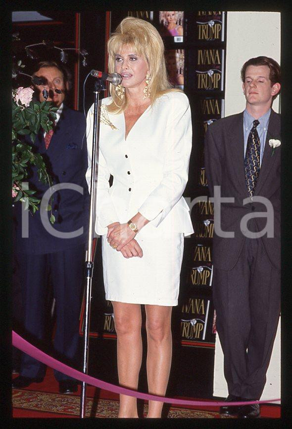Ivana TRUMP presenta la sua autobiografia 1995 ca - 35mm vintage slide (2) Diapositiva originale, in formato 35 mm.Per i diritti rivolgersi a ICharta.E' severamente vietata la riproduzione. Tutti i diritti sono riservati.ICharta mette in vendita, sul negozio eBay e in esclusiva sul sito "icharta" il proprio archivio composto da numerose diapositive e negativi fotografici d'epoca, tutti originali e autentici, che attraversano la storia del costume tra la fine degli anni Sessanta e Novanta.Si tratta di uno sguardo inedito sull'attualità , la politica, la vita quotidiana, il gossip e la cultura, che fotografa il cambiamento della nazione in quest'ultimo scorcio del XX secolo.Un'occasione unica per il mercato del collezionismo, che vede finalmente disponibile un archivio eccezionale per vastità , tematiche e condizioni, in un settore (il negativo fotografico e la diapositiva) di assoluta novità e dalle interessanti prospettive di investimento. GOOD/buono   originale e autentica 1