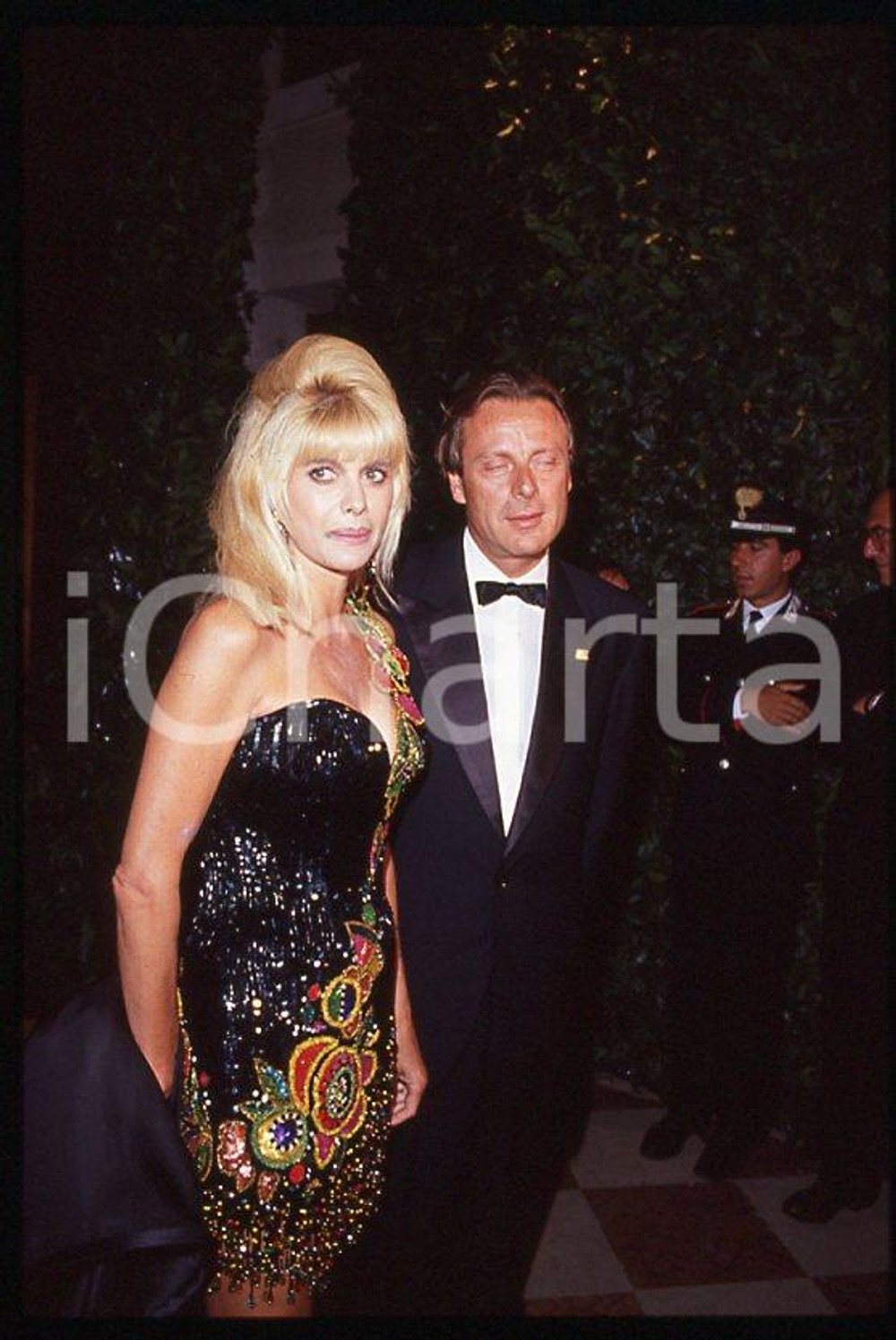 Ivana TRUMP Riccardo MAZZUCCHELLI 1995 ca - 35mm vintage slide 4 Diapositiva originale, in formato 35 mm.Per i diritti rivolgersi a ICharta.E' severamente vietata la riproduzione. Tutti i diritti sono riservati.ICharta mette in vendita, sul negozio eBay e in esclusiva sul sito "icharta" il proprio archivio composto da numerose diapositive e negativi fotografici d'epoca, tutti originali e autentici, che attraversano la storia del costume tra la fine degli anni Sessanta e Novanta.Si tratta di uno sguardo inedito sull'attualità , la politica, la vita quotidiana, il gossip e la cultura, che fotografa il cambiamento della nazione in quest'ultimo scorcio del XX secolo.Un'occasione unica per il mercato del collezionismo, che vede finalmente disponibile un archivio eccezionale per vastità , tematiche e condizioni, in un settore (il negativo fotografico e la diapositiva) di assoluta novità e dalle interessanti prospettive di investimento. GOOD/buono   originale e autentica 1