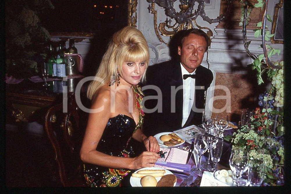 Ivana TRUMP Riccardo MAZZUCCHELLI a cena 1995 ca - 35mm vintage slide 5 Diapositiva originale, in formato 35 mm.Per i diritti rivolgersi a ICharta.E' severamente vietata la riproduzione. Tutti i diritti sono riservati.ICharta mette in vendita, sul negozio eBay e in esclusiva sul sito "icharta" il proprio archivio composto da numerose diapositive e negativi fotografici d'epoca, tutti originali e autentici, che attraversano la storia del costume tra la fine degli anni Sessanta e Novanta.Si tratta di uno sguardo inedito sull'attualità , la politica, la vita quotidiana, il gossip e la cultura, che fotografa il cambiamento della nazione in quest'ultimo scorcio del XX secolo.Un'occasione unica per il mercato del collezionismo, che vede finalmente disponibile un archivio eccezionale per vastità , tematiche e condizioni, in un settore (il negativo fotografico e la diapositiva) di assoluta novità e dalle interessanti prospettive di investimento. GOOD/buono   originale e autentica 1
