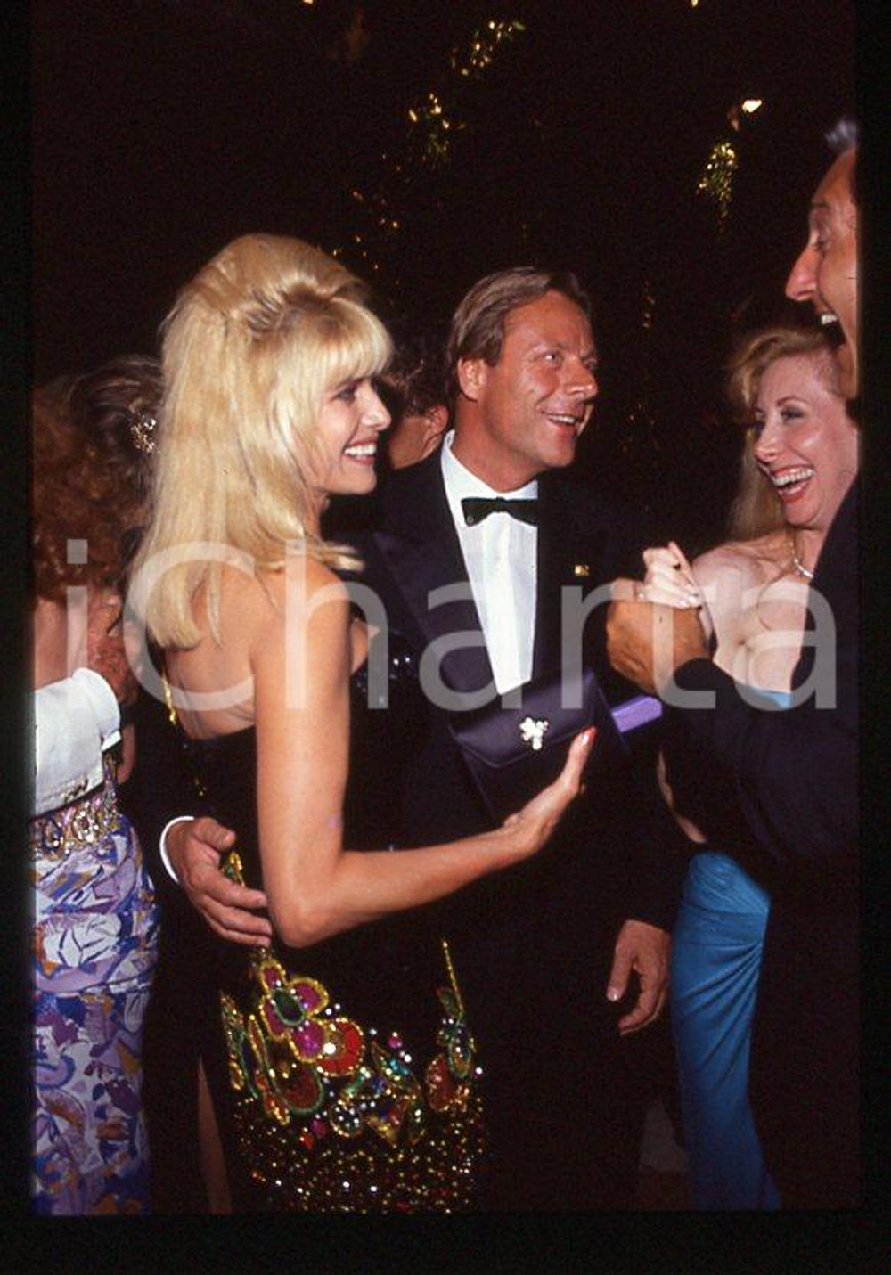 Ivana TRUMP Riccardo MAZZUCCHELLI 1995 ca - 35mm vintage slide 6 Diapositiva originale, in formato 35 mm.Per i diritti rivolgersi a ICharta.E' severamente vietata la riproduzione. Tutti i diritti sono riservati.ICharta mette in vendita, sul negozio eBay e in esclusiva sul sito "icharta" il proprio archivio composto da numerose diapositive e negativi fotografici d'epoca, tutti originali e autentici, che attraversano la storia del costume tra la fine degli anni Sessanta e Novanta.Si tratta di uno sguardo inedito sull'attualità , la politica, la vita quotidiana, il gossip e la cultura, che fotografa il cambiamento della nazione in quest'ultimo scorcio del XX secolo.Un'occasione unica per il mercato del collezionismo, che vede finalmente disponibile un archivio eccezionale per vastità , tematiche e condizioni, in un settore (il negativo fotografico e la diapositiva) di assoluta novità e dalle interessanti prospettive di investimento. GOOD/buono   originale e autentica 1
