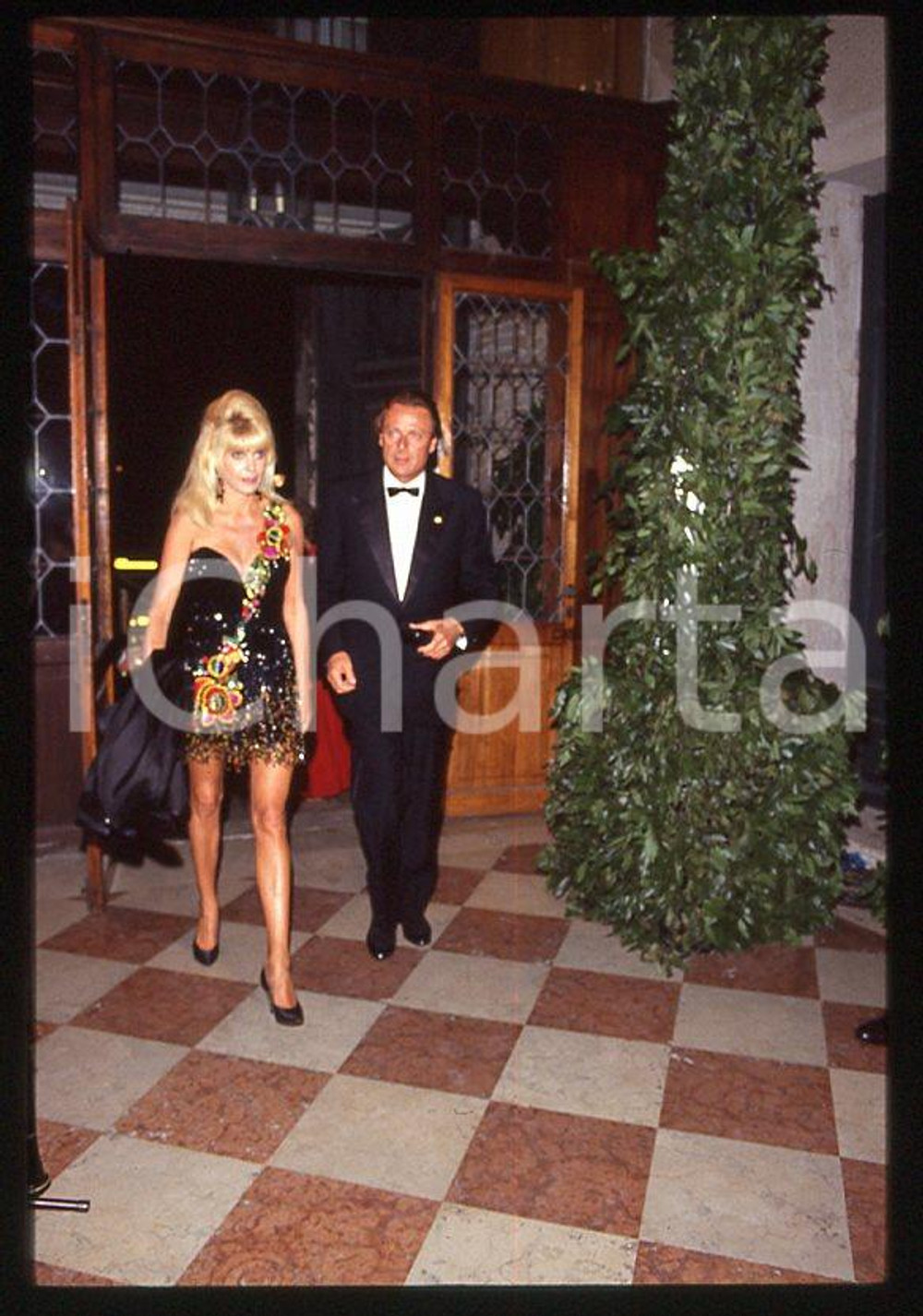 Ivana TRUMP Riccardo MAZZUCCHELLI 1995 ca - 35mm vintage slide 5 Diapositiva originale, in formato 35 mm.Per i diritti rivolgersi a ICharta.E' severamente vietata la riproduzione. Tutti i diritti sono riservati.ICharta mette in vendita, sul negozio eBay e in esclusiva sul sito "icharta" il proprio archivio composto da numerose diapositive e negativi fotografici d'epoca, tutti originali e autentici, che attraversano la storia del costume tra la fine degli anni Sessanta e Novanta.Si tratta di uno sguardo inedito sull'attualità , la politica, la vita quotidiana, il gossip e la cultura, che fotografa il cambiamento della nazione in quest'ultimo scorcio del XX secolo.Un'occasione unica per il mercato del collezionismo, che vede finalmente disponibile un archivio eccezionale per vastità , tematiche e condizioni, in un settore (il negativo fotografico e la diapositiva) di assoluta novità e dalle interessanti prospettive di investimento. GOOD/buono   originale e autentica 1