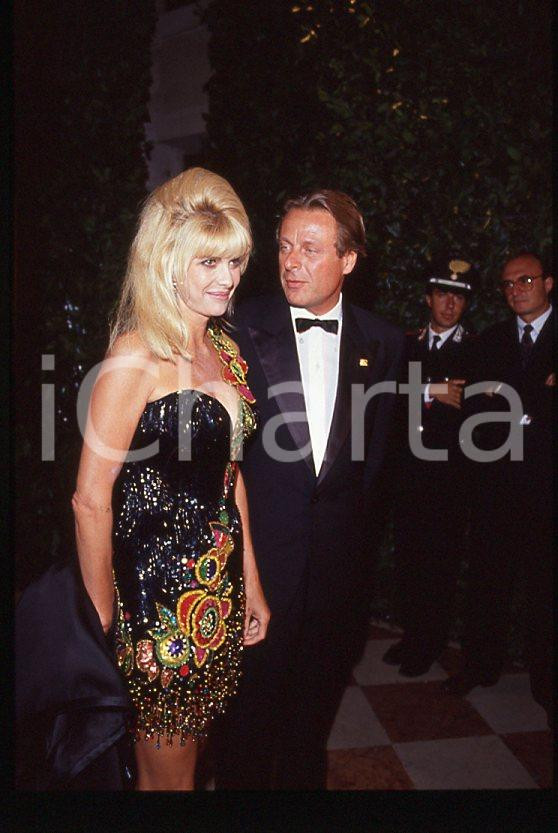 Ivana TRUMP Riccardo MAZZUCCHELLI 1995 ca - 35mm vintage slide 10 Diapositiva originale, in formato 35 mm.Per i diritti rivolgersi a ICharta.E' severamente vietata la riproduzione. Tutti i diritti sono riservati.ICharta mette in vendita, sul negozio eBay e in esclusiva sul sito "icharta" il proprio archivio composto da numerose diapositive e negativi fotografici d'epoca, tutti originali e autentici, che attraversano la storia del costume tra la fine degli anni Sessanta e Novanta.Si tratta di uno sguardo inedito sull'attualità , la politica, la vita quotidiana, il gossip e la cultura, che fotografa il cambiamento della nazione in quest'ultimo scorcio del XX secolo.Un'occasione unica per il mercato del collezionismo, che vede finalmente disponibile un archivio eccezionale per vastità , tematiche e condizioni, in un settore (il negativo fotografico e la diapositiva) di assoluta novità e dalle interessanti prospettive di investimento. GOOD/buono   originale e autentica 1