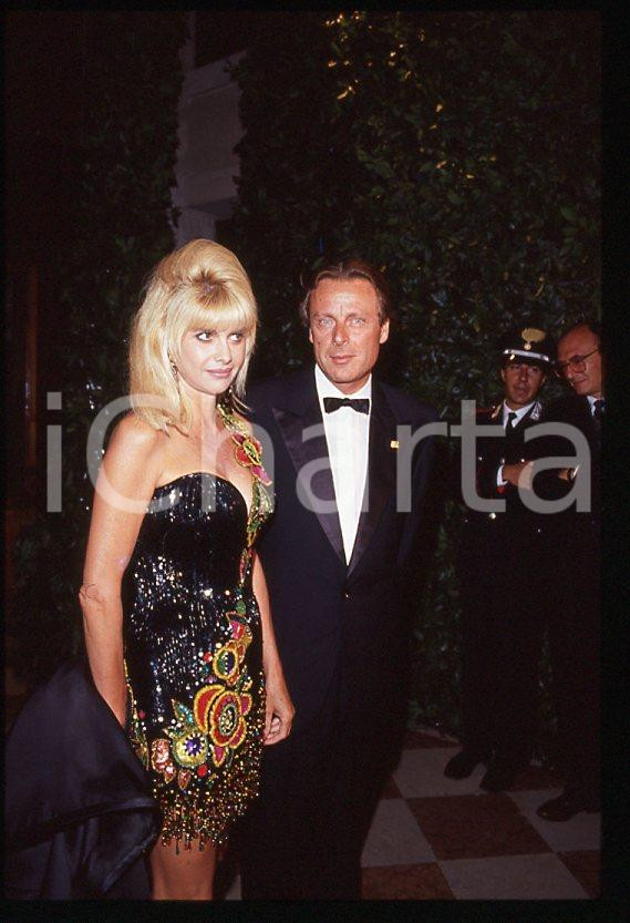 Ivana TRUMP Riccardo MAZZUCCHELLI 1995 ca - 35mm vintage slide 9 Diapositiva originale, in formato 35 mm.Per i diritti rivolgersi a ICharta.E' severamente vietata la riproduzione. Tutti i diritti sono riservati.ICharta mette in vendita, sul negozio eBay e in esclusiva sul sito "icharta" il proprio archivio composto da numerose diapositive e negativi fotografici d'epoca, tutti originali e autentici, che attraversano la storia del costume tra la fine degli anni Sessanta e Novanta.Si tratta di uno sguardo inedito sull'attualità , la politica, la vita quotidiana, il gossip e la cultura, che fotografa il cambiamento della nazione in quest'ultimo scorcio del XX secolo.Un'occasione unica per il mercato del collezionismo, che vede finalmente disponibile un archivio eccezionale per vastità , tematiche e condizioni, in un settore (il negativo fotografico e la diapositiva) di assoluta novità e dalle interessanti prospettive di investimento. GOOD/buono   originale e autentica 1