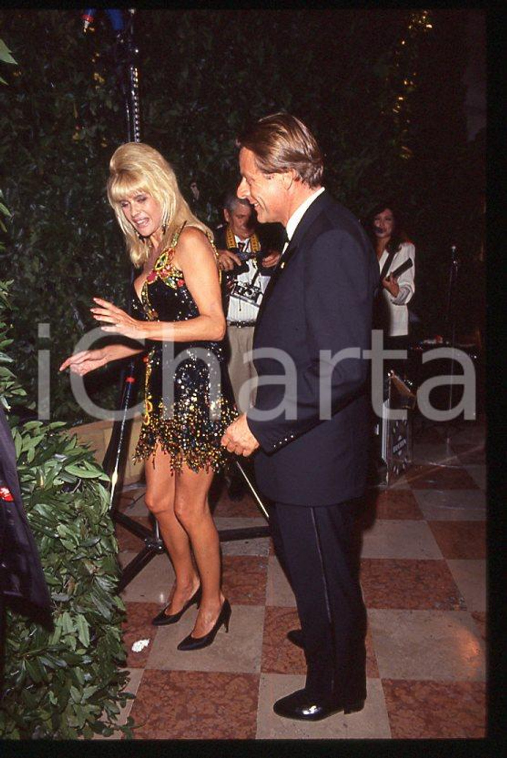 Ivana TRUMP Riccardo MAZZUCCHELLI 1995 ca - 35mm vintage slide 13 Diapositiva originale, in formato 35 mm.Per i diritti rivolgersi a ICharta.E' severamente vietata la riproduzione. Tutti i diritti sono riservati.ICharta mette in vendita, sul negozio eBay e in esclusiva sul sito "icharta" il proprio archivio composto da numerose diapositive e negativi fotografici d'epoca, tutti originali e autentici, che attraversano la storia del costume tra la fine degli anni Sessanta e Novanta.Si tratta di uno sguardo inedito sull'attualità , la politica, la vita quotidiana, il gossip e la cultura, che fotografa il cambiamento della nazione in quest'ultimo scorcio del XX secolo.Un'occasione unica per il mercato del collezionismo, che vede finalmente disponibile un archivio eccezionale per vastità , tematiche e condizioni, in un settore (il negativo fotografico e la diapositiva) di assoluta novità e dalle interessanti prospettive di investimento. GOOD/buono   originale e autentica 1
