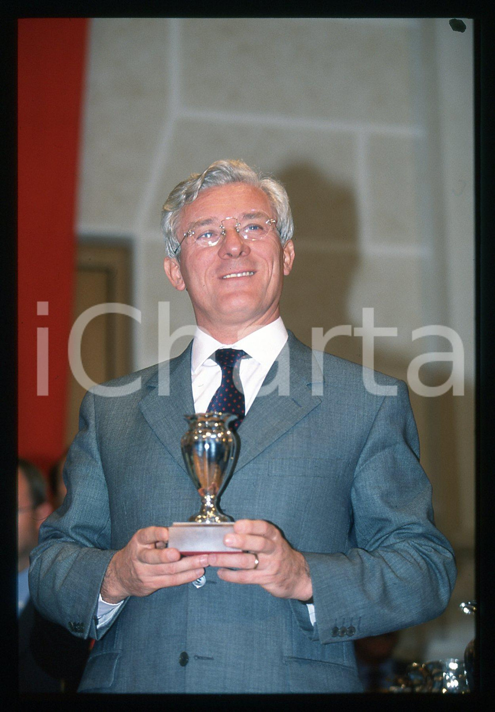 Paolo CORSINI Sindaco BRESCIA - 1000 MIGLIA BRESCIA 1999 35 mm vintage slide Diapositiva d'epoca, in formato 35 mm.CONDIZIONI: GOODE' severamente vietata la riproduzione. Tutti i diritti sono riservati.Nella diapositiva ICharta mette in vendita, sul negozio eBay e in esclusiva sul sito "icharta" il proprio archivio composto da numerose diapositive e negativi fotografici d'epoca, tutti originali e autentici, che attraversano la storia del costume italiano tra gli la fine degli anni Sessanta e Novanta.Si tratta di uno sguardo inedito sull'attualità , la politica, la vita quotidiana, il gossip e la cultura, che fotografa il cambiamento della nazione in quest'ultimo scorcio del XX secolo. Un'occasione unica per il mercato del collezionismo, che vede finalmente disponibile un archivio eccezionale per vastità , tematiche e condizioni, in un settore (il negativo fotografico e la diapositiva) di assoluta novità e dalle interessanti prospettive di investimento.  GOOD/buono   originale e autentica 1