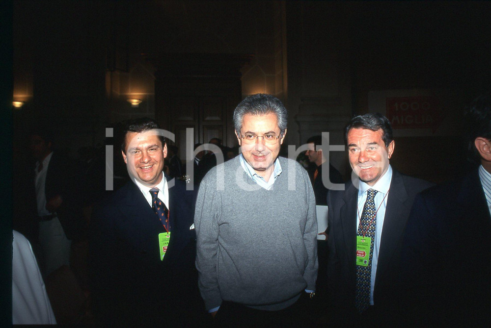 Roberto COLANINNO 1000 MIGLIA - BRESCIA 1999 35 mm vintage slide Diapositiva d'epoca, in formato 35 mm.CONDIZIONI: GOODE' severamente vietata la riproduzione. Tutti i diritti sono riservati.Nella diapositiva ICharta mette in vendita, sul negozio eBay e in esclusiva sul sito "icharta" il proprio archivio composto da numerose diapositive e negativi fotografici d'epoca, tutti originali e autentici, che attraversano la storia del costume italiano tra gli la fine degli anni Sessanta e Novanta.Si tratta di uno sguardo inedito sull'attualità , la politica, la vita quotidiana, il gossip e la cultura, che fotografa il cambiamento della nazione in quest'ultimo scorcio del XX secolo. Un'occasione unica per il mercato del collezionismo, che vede finalmente disponibile un archivio eccezionale per vastità , tematiche e condizioni, in un settore (il negativo fotografico e la diapositiva) di assoluta novità e dalle interessanti prospettive di investimento.  GOOD/buono   originale e autentica 1