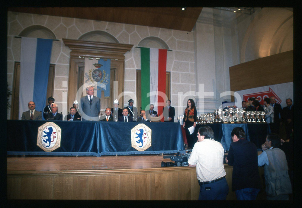 1000 MIGLIA - BRESCIA 1999 35 mm vintage slide 2 Diapositiva d'epoca, in formato 35 mm.CONDIZIONI: GOODE' severamente vietata la riproduzione. Tutti i diritti sono riservati.Nella diapositiva ICharta mette in vendita, sul negozio eBay e in esclusiva sul sito "icharta" il proprio archivio composto da numerose diapositive e negativi fotografici d'epoca, tutti originali e autentici, che attraversano la storia del costume italiano tra gli la fine degli anni Sessanta e Novanta.Si tratta di uno sguardo inedito sull'attualità , la politica, la vita quotidiana, il gossip e la cultura, che fotografa il cambiamento della nazione in quest'ultimo scorcio del XX secolo. Un'occasione unica per il mercato del collezionismo, che vede finalmente disponibile un archivio eccezionale per vastità , tematiche e condizioni, in un settore (il negativo fotografico e la diapositiva) di assoluta novità e dalle interessanti prospettive di investimento.  GOOD/buono   originale e autentica 1