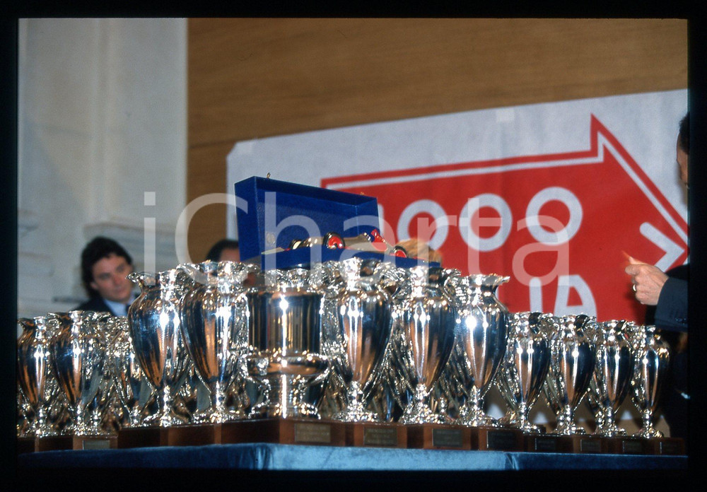 1000 MIGLIA - BRESCIA 1999 35 mm vintage slide 4 Diapositiva d'epoca, in formato 35 mm.CONDIZIONI: GOODE' severamente vietata la riproduzione. Tutti i diritti sono riservati.Nella diapositiva ICharta mette in vendita, sul negozio eBay e in esclusiva sul sito "icharta" il proprio archivio composto da numerose diapositive e negativi fotografici d'epoca, tutti originali e autentici, che attraversano la storia del costume italiano tra gli la fine degli anni Sessanta e Novanta.Si tratta di uno sguardo inedito sull'attualità , la politica, la vita quotidiana, il gossip e la cultura, che fotografa il cambiamento della nazione in quest'ultimo scorcio del XX secolo. Un'occasione unica per il mercato del collezionismo, che vede finalmente disponibile un archivio eccezionale per vastità , tematiche e condizioni, in un settore (il negativo fotografico e la diapositiva) di assoluta novità e dalle interessanti prospettive di investimento.  GOOD/buono   originale e autentica 1