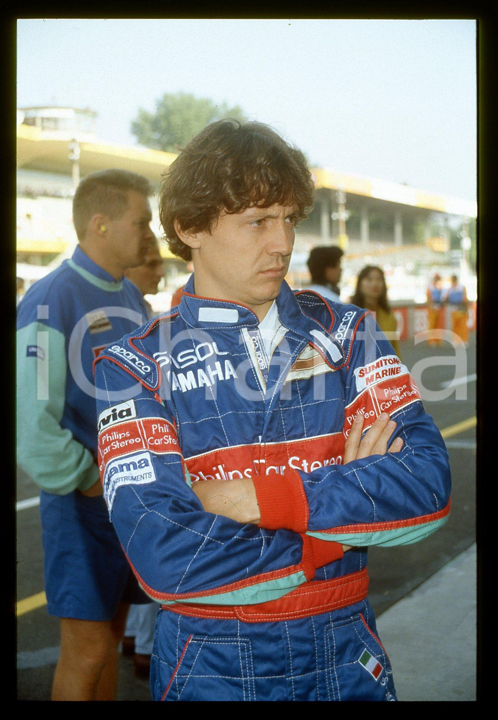 Stefano MODENA Scuderia JORDAN - FORMULA 1 GP MONZA 1992 35 mm vintage slide Diapositiva d'epoca, in formato 35 mm.CONDIZIONI: GOODE' severamente vietata la riproduzione. Tutti i diritti sono riservati.Nella diapositiva ICharta mette in vendita, sul negozio eBay e in esclusiva sul sito "icharta" il proprio archivio composto da numerose diapositive e negativi fotografici d'epoca, tutti originali e autentici, che attraversano la storia del costume italiano tra gli la fine degli anni Sessanta e Novanta.Si tratta di uno sguardo inedito sull'attualità , la politica, la vita quotidiana, il gossip e la cultura, che fotografa il cambiamento della nazione in quest'ultimo scorcio del XX secolo. Un'occasione unica per il mercato del collezionismo, che vede finalmente disponibile un archivio eccezionale per vastità , tematiche e condizioni, in un settore (il negativo fotografico e la diapositiva) di assoluta novità e dalle interessanti prospettive di investimento.  GOOD/buono   originale e autentica 1