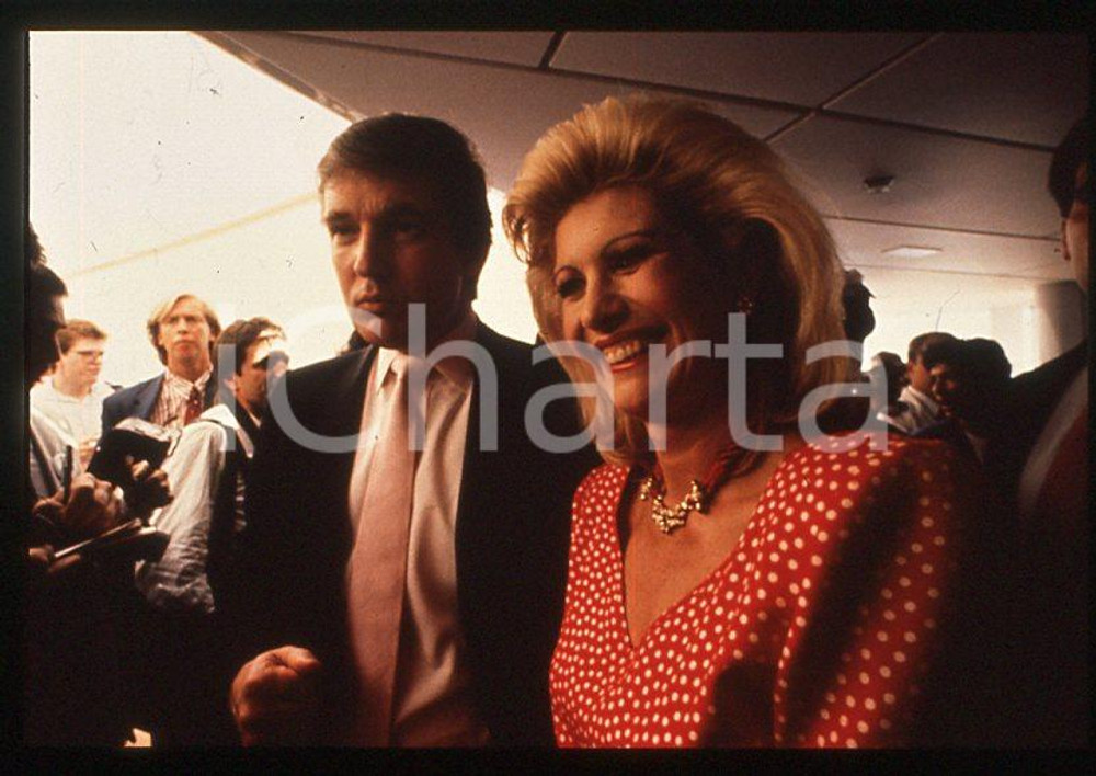 NEW YORK Ivana and Donald TRUMP aboard TRUMP PRINCESS 1988 *35mm vintage slide Diapositiva originale, in formato 35 mm.Per i diritti rivolgersi a ICharta.E' severamente vietata la riproduzione. Tutti i diritti sono riservati.ICharta mette in vendita, sul negozio eBay e in esclusiva sul sito "icharta" il proprio archivio composto da numerose diapositive e negativi fotografici d'epoca, tutti originali e autentici, che attraversano la storia del costume tra la fine degli anni Sessanta e Novanta.Si tratta di uno sguardo inedito sull'attualità , la politica, la vita quotidiana, il gossip e la cultura, che fotografa il cambiamento della nazione in quest'ultimo scorcio del XX secolo.Un'occasione unica per il mercato del collezionismo, che vede finalmente disponibile un archivio eccezionale per vastità , tematiche e condizioni, in un settore (il negativo fotografico e la diapositiva) di assoluta novità e dalle interessanti prospettive di investimento. GOOD/buono   originale e autentica 1