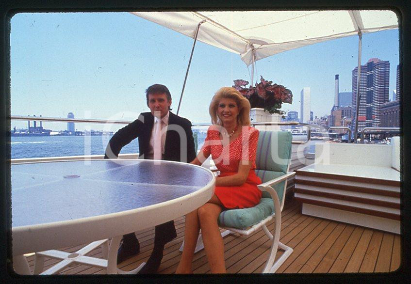 NEW YORK Ivana and Donald TRUMP aboard TRUMP PRINCESS 1988 *35mm vintage slide 2 Diapositiva originale, in formato 35 mm.Per i diritti rivolgersi a ICharta.E' severamente vietata la riproduzione. Tutti i diritti sono riservati.ICharta mette in vendita, sul negozio eBay e in esclusiva sul sito "icharta" il proprio archivio composto da numerose diapositive e negativi fotografici d'epoca, tutti originali e autentici, che attraversano la storia del costume tra la fine degli anni Sessanta e Novanta.Si tratta di uno sguardo inedito sull'attualità , la politica, la vita quotidiana, il gossip e la cultura, che fotografa il cambiamento della nazione in quest'ultimo scorcio del XX secolo.Un'occasione unica per il mercato del collezionismo, che vede finalmente disponibile un archivio eccezionale per vastità , tematiche e condizioni, in un settore (il negativo fotografico e la diapositiva) di assoluta novità e dalle interessanti prospettive di investimento. GOOD/buono   originale e autentica 1