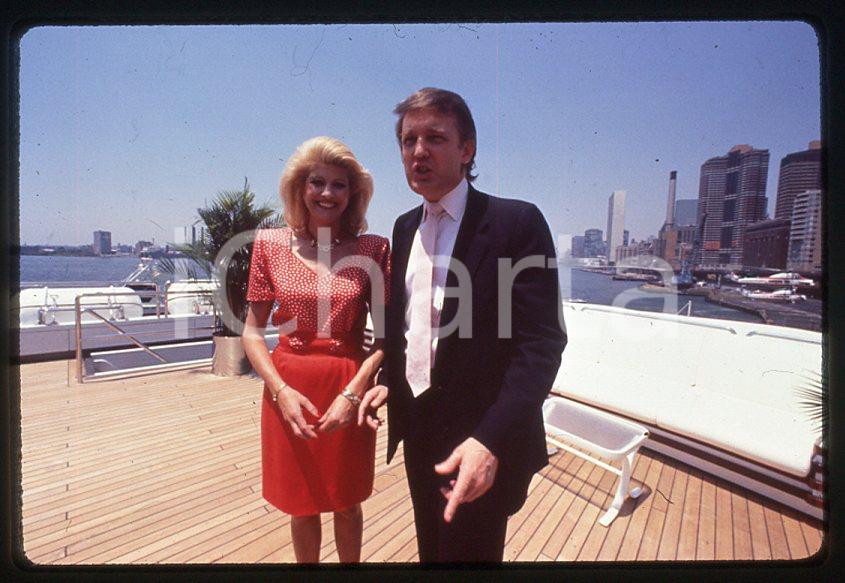 NEW YORK Ivana and Donald TRUMP aboard TRUMP PRINCESS 1988 *35mm vintage slide 4 Diapositiva originale, in formato 35 mm.Per i diritti rivolgersi a ICharta.E' severamente vietata la riproduzione. Tutti i diritti sono riservati.ICharta mette in vendita, sul negozio eBay e in esclusiva sul sito "icharta" il proprio archivio composto da numerose diapositive e negativi fotografici d'epoca, tutti originali e autentici, che attraversano la storia del costume tra la fine degli anni Sessanta e Novanta.Si tratta di uno sguardo inedito sull'attualità , la politica, la vita quotidiana, il gossip e la cultura, che fotografa il cambiamento della nazione in quest'ultimo scorcio del XX secolo.Un'occasione unica per il mercato del collezionismo, che vede finalmente disponibile un archivio eccezionale per vastità , tematiche e condizioni, in un settore (il negativo fotografico e la diapositiva) di assoluta novità e dalle interessanti prospettive di investimento. GOOD/buono   originale e autentica 1