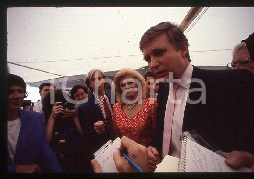 NEW YORK Ivana and Donald TRUMP aboard TRUMP PRINCESS 1988 *35mm vintage slide 7 Diapositiva originale, in formato 35 mm.Per i diritti rivolgersi a ICharta.E' severamente vietata la riproduzione. Tutti i diritti sono riservati.ICharta mette in vendita, sul negozio eBay e in esclusiva sul sito "icharta" il proprio archivio composto da numerose diapositive e negativi fotografici d'epoca, tutti originali e autentici, che attraversano la storia del costume tra la fine degli anni Sessanta e Novanta.Si tratta di uno sguardo inedito sull'attualità , la politica, la vita quotidiana, il gossip e la cultura, che fotografa il cambiamento della nazione in quest'ultimo scorcio del XX secolo.Un'occasione unica per il mercato del collezionismo, che vede finalmente disponibile un archivio eccezionale per vastità , tematiche e condizioni, in un settore (il negativo fotografico e la diapositiva) di assoluta novità e dalle interessanti prospettive di investimento. GOOD/buono   originale e autentica 1