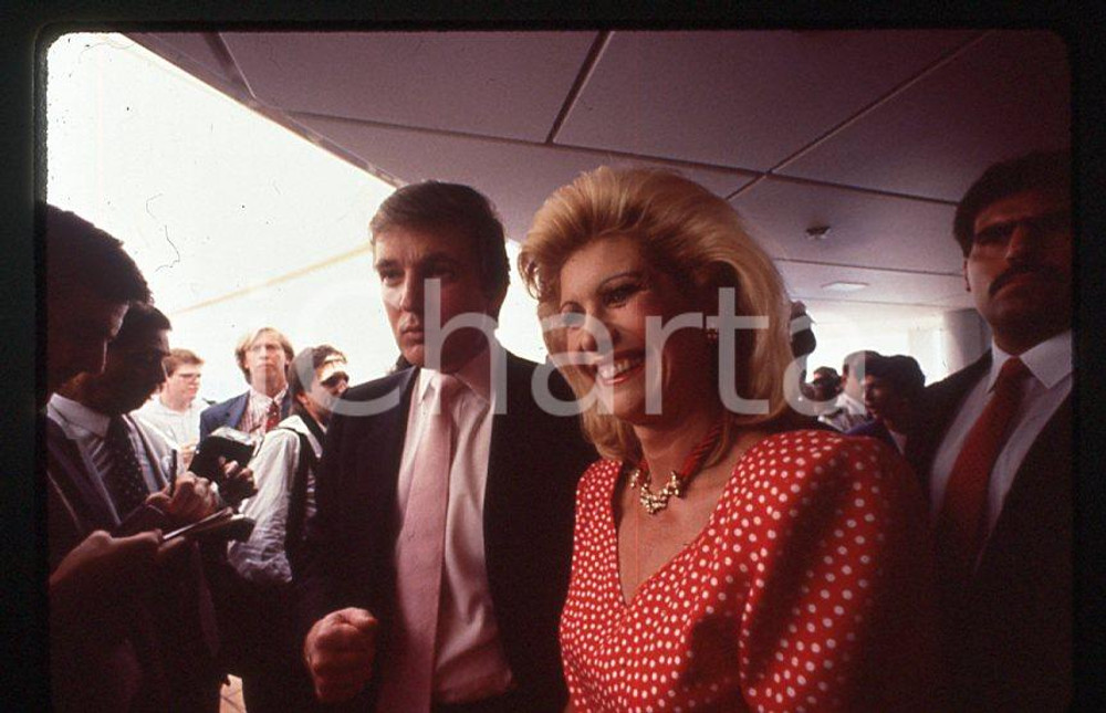 NEW YORK Ivana and Donald TRUMP aboard TRUMP PRINCESS 1988 *35mm vintage slide 6 Diapositiva originale, in formato 35 mm.Per i diritti rivolgersi a ICharta.E' severamente vietata la riproduzione. Tutti i diritti sono riservati.ICharta mette in vendita, sul negozio eBay e in esclusiva sul sito "icharta" il proprio archivio composto da numerose diapositive e negativi fotografici d'epoca, tutti originali e autentici, che attraversano la storia del costume tra la fine degli anni Sessanta e Novanta.Si tratta di uno sguardo inedito sull'attualità , la politica, la vita quotidiana, il gossip e la cultura, che fotografa il cambiamento della nazione in quest'ultimo scorcio del XX secolo.Un'occasione unica per il mercato del collezionismo, che vede finalmente disponibile un archivio eccezionale per vastità , tematiche e condizioni, in un settore (il negativo fotografico e la diapositiva) di assoluta novità e dalle interessanti prospettive di investimento. GOOD/buono   originale e autentica 1