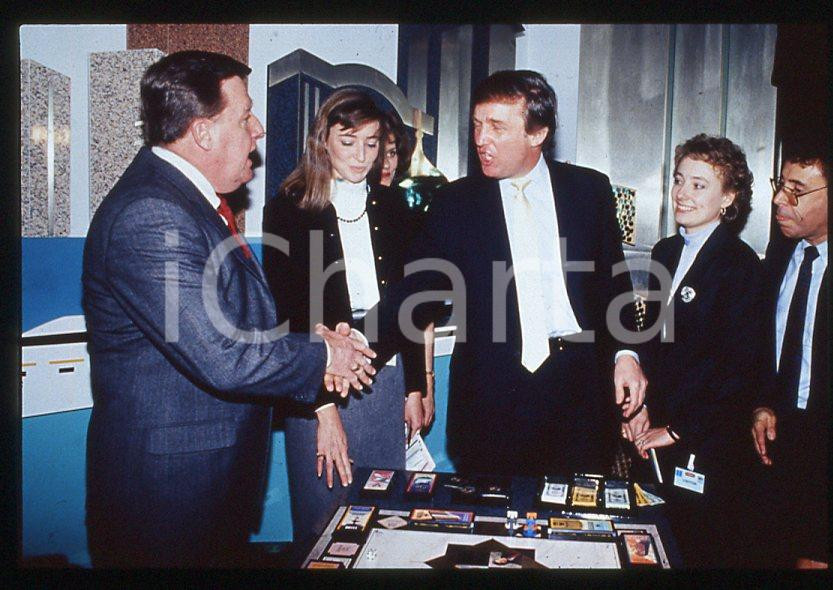NEW YORK Donald TRUMP unveils TRUMP THE GAME 1989 *35mm vintage slide 1 Diapositiva originale, in formato 35 mm.Per i diritti rivolgersi a ICharta.E' severamente vietata la riproduzione. Tutti i diritti sono riservati.ICharta mette in vendita, sul negozio eBay e in esclusiva sul sito "icharta" il proprio archivio composto da numerose diapositive e negativi fotografici d'epoca, tutti originali e autentici, che attraversano la storia del costume tra la fine degli anni Sessanta e Novanta.Si tratta di uno sguardo inedito sull'attualità , la politica, la vita quotidiana, il gossip e la cultura, che fotografa il cambiamento della nazione in quest'ultimo scorcio del XX secolo.Un'occasione unica per il mercato del collezionismo, che vede finalmente disponibile un archivio eccezionale per vastità , tematiche e condizioni, in un settore (il negativo fotografico e la diapositiva) di assoluta novità e dalle interessanti prospettive di investimento. GOOD/buono   originale e autentica 1