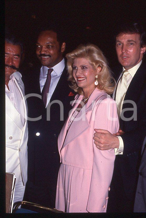 ATLANTIC CITY Donald TRUMP Ivana TRUMP Jesse JACKSON 1988 *35mm vintage slide Diapositiva originale, in formato 35 mm.Diapositiva scattata durante l'incontro di boxe TYSON-SPINKS tenutosi al Trump Plaza Hotel and Casino.Per i diritti rivolgersi a ICharta.E' severamente vietata la riproduzione. Tutti i diritti sono riservati.ICharta mette in vendita, sul negozio eBay e in esclusiva sul sito "icharta" il proprio archivio composto da numerose diapositive e negativi fotografici d'epoca, tutti originali e autentici, che attraversano la storia del costume tra la fine degli anni Sessanta e Novanta.Si tratta di uno sguardo inedito sull'attualità , la politica, la vita quotidiana, il gossip e la cultura, che fotografa il cambiamento della nazione in quest'ultimo scorcio del XX secolo.Un'occasione unica per il mercato del collezionismo, che vede finalmente disponibile un archivio eccezionale per vastità , tematiche e condizioni, in un settore (il negativo fotografico e la diapositiva) di assoluta novità e dalle interessanti prospettive di investimento. GOOD/buono   originale e autentica 1