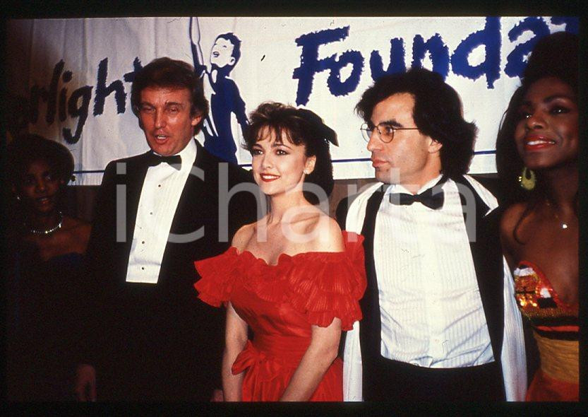 Donald TRUMP Emma SAMMS Starlight Children's Foundation 1989 *35mm vintage slide Diapositiva originale, in formato 35 mm.Per i diritti rivolgersi a ICharta.E' severamente vietata la riproduzione. Tutti i diritti sono riservati.ICharta mette in vendita, sul negozio eBay e in esclusiva sul sito "icharta" il proprio archivio composto da numerose diapositive e negativi fotografici d'epoca, tutti originali e autentici, che attraversano la storia del costume tra la fine degli anni Sessanta e Novanta.Si tratta di uno sguardo inedito sull'attualità , la politica, la vita quotidiana, il gossip e la cultura, che fotografa il cambiamento della nazione in quest'ultimo scorcio del XX secolo.Un'occasione unica per il mercato del collezionismo, che vede finalmente disponibile un archivio eccezionale per vastità , tematiche e condizioni, in un settore (il negativo fotografico e la diapositiva) di assoluta novità e dalle interessanti prospettive di investimento. GOOD/buono   originale e autentica 1