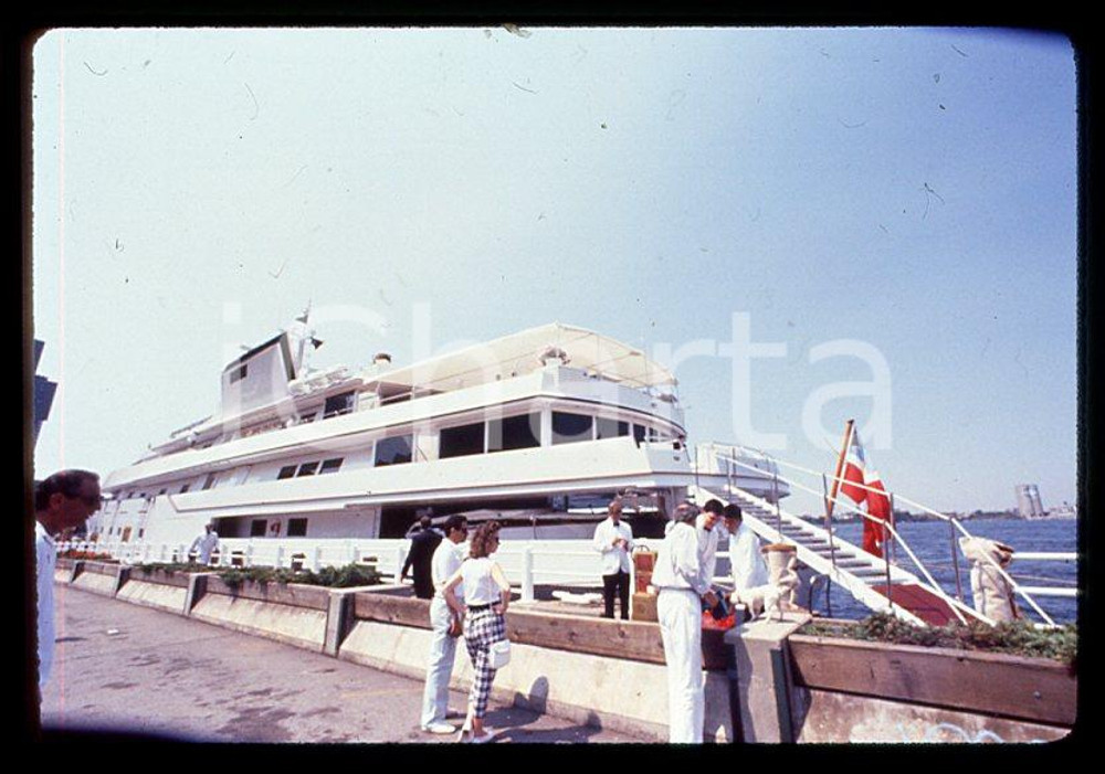 TRUMP PRINCESS Yacht di Donald TRUMP 1988 - 35mm vintage slide 2 Diapositiva originale, in formato 35 mm.Per i diritti rivolgersi a ICharta.E' severamente vietata la riproduzione. Tutti i diritti sono riservati.ICharta mette in vendita, sul negozio eBay e in esclusiva sul sito "icharta" il proprio archivio composto da numerose diapositive e negativi fotografici d'epoca, tutti originali e autentici, che attraversano la storia del costume tra la fine degli anni Sessanta e Novanta.Si tratta di uno sguardo inedito sull'attualità , la politica, la vita quotidiana, il gossip e la cultura, che fotografa il cambiamento della nazione in quest'ultimo scorcio del XX secolo.Un'occasione unica per il mercato del collezionismo, che vede finalmente disponibile un archivio eccezionale per vastità , tematiche e condizioni, in un settore (il negativo fotografico e la diapositiva) di assoluta novità e dalle interessanti prospettive di investimento. GOOD/buono   originale e autentica 1