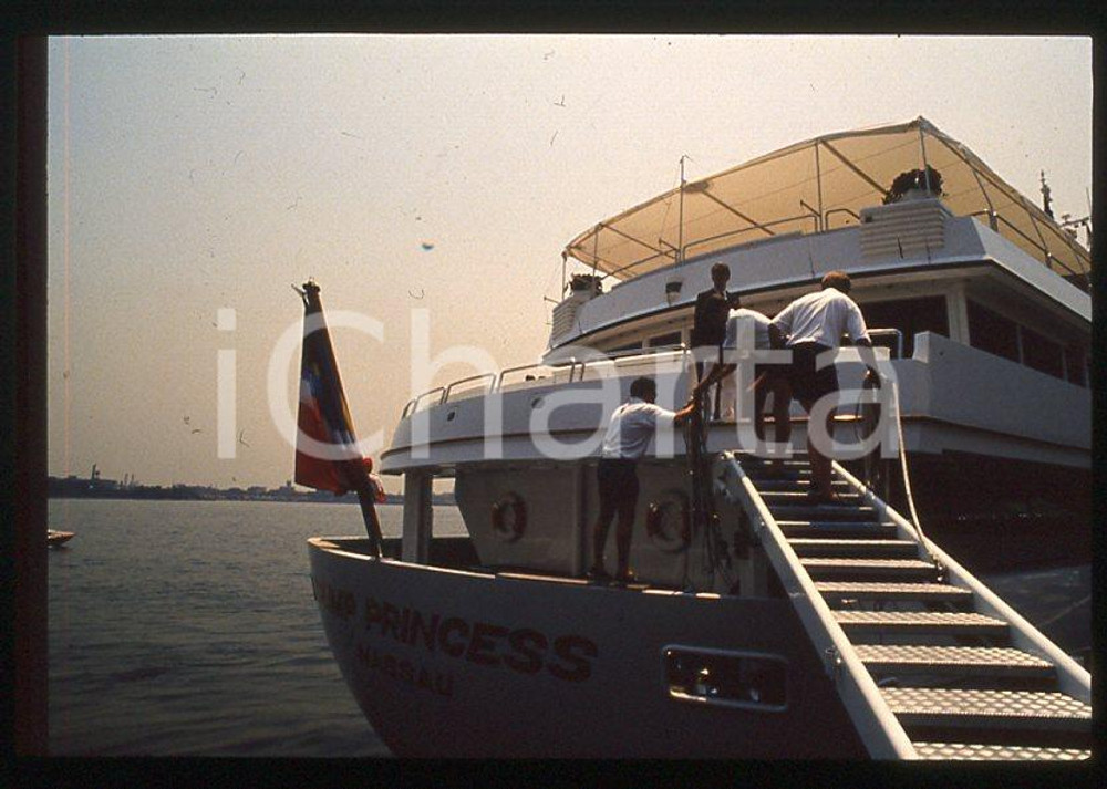 TRUMP PRINCESS Yacht di Donald TRUMP 1988 - 35mm vintage slide 1 Diapositiva originale, in formato 35 mm.Per i diritti rivolgersi a ICharta.E' severamente vietata la riproduzione. Tutti i diritti sono riservati.ICharta mette in vendita, sul negozio eBay e in esclusiva sul sito "icharta" il proprio archivio composto da numerose diapositive e negativi fotografici d'epoca, tutti originali e autentici, che attraversano la storia del costume tra la fine degli anni Sessanta e Novanta.Si tratta di uno sguardo inedito sull'attualità , la politica, la vita quotidiana, il gossip e la cultura, che fotografa il cambiamento della nazione in quest'ultimo scorcio del XX secolo.Un'occasione unica per il mercato del collezionismo, che vede finalmente disponibile un archivio eccezionale per vastità , tematiche e condizioni, in un settore (il negativo fotografico e la diapositiva) di assoluta novità e dalle interessanti prospettive di investimento. GOOD/buono   originale e autentica 1