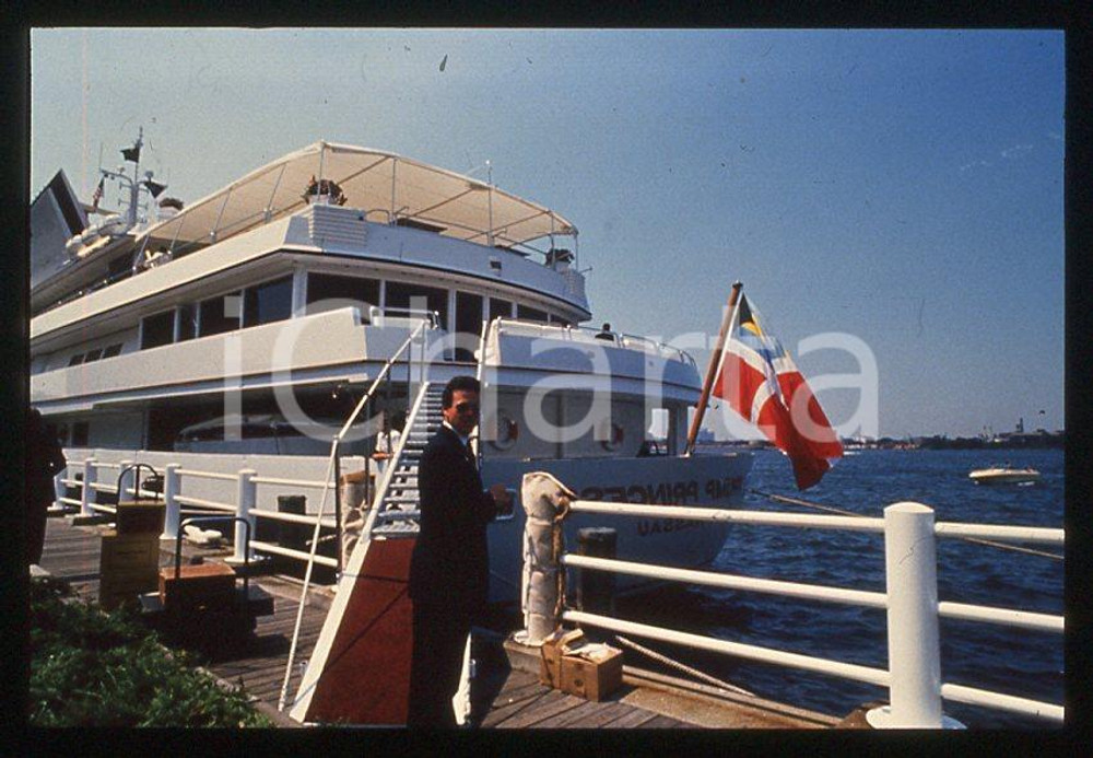 TRUMP PRINCESS Yacht di Donald TRUMP 1988 - 35mm vintage slide Diapositiva originale, in formato 35 mm.Per i diritti rivolgersi a ICharta.E' severamente vietata la riproduzione. Tutti i diritti sono riservati.ICharta mette in vendita, sul negozio eBay e in esclusiva sul sito "icharta" il proprio archivio composto da numerose diapositive e negativi fotografici d'epoca, tutti originali e autentici, che attraversano la storia del costume tra la fine degli anni Sessanta e Novanta.Si tratta di uno sguardo inedito sull'attualità , la politica, la vita quotidiana, il gossip e la cultura, che fotografa il cambiamento della nazione in quest'ultimo scorcio del XX secolo.Un'occasione unica per il mercato del collezionismo, che vede finalmente disponibile un archivio eccezionale per vastità , tematiche e condizioni, in un settore (il negativo fotografico e la diapositiva) di assoluta novità e dalle interessanti prospettive di investimento. GOOD/buono   originale e autentica 1