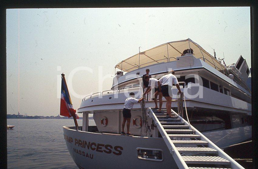 TRUMP PRINCESS Yacht di Donald TRUMP 1988 - 35mm vintage slide 4 Diapositiva originale, in formato 35 mm.Per i diritti rivolgersi a ICharta.E' severamente vietata la riproduzione. Tutti i diritti sono riservati.ICharta mette in vendita, sul negozio eBay e in esclusiva sul sito "icharta" il proprio archivio composto da numerose diapositive e negativi fotografici d'epoca, tutti originali e autentici, che attraversano la storia del costume tra la fine degli anni Sessanta e Novanta.Si tratta di uno sguardo inedito sull'attualità , la politica, la vita quotidiana, il gossip e la cultura, che fotografa il cambiamento della nazione in quest'ultimo scorcio del XX secolo.Un'occasione unica per il mercato del collezionismo, che vede finalmente disponibile un archivio eccezionale per vastità , tematiche e condizioni, in un settore (il negativo fotografico e la diapositiva) di assoluta novità e dalle interessanti prospettive di investimento. GOOD/buono   originale e autentica 1
