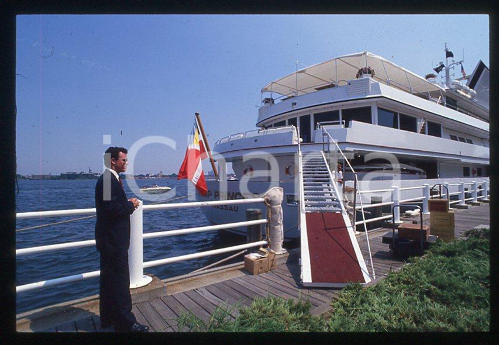 TRUMP PRINCESS Yacht di Donald TRUMP 1988 - 35mm vintage slide 3 Diapositiva originale, in formato 35 mm.Per i diritti rivolgersi a ICharta.E' severamente vietata la riproduzione. Tutti i diritti sono riservati.ICharta mette in vendita, sul negozio eBay e in esclusiva sul sito "icharta" il proprio archivio composto da numerose diapositive e negativi fotografici d'epoca, tutti originali e autentici, che attraversano la storia del costume tra la fine degli anni Sessanta e Novanta.Si tratta di uno sguardo inedito sull'attualità , la politica, la vita quotidiana, il gossip e la cultura, che fotografa il cambiamento della nazione in quest'ultimo scorcio del XX secolo.Un'occasione unica per il mercato del collezionismo, che vede finalmente disponibile un archivio eccezionale per vastità , tematiche e condizioni, in un settore (il negativo fotografico e la diapositiva) di assoluta novità e dalle interessanti prospettive di investimento. GOOD/buono   originale e autentica 1