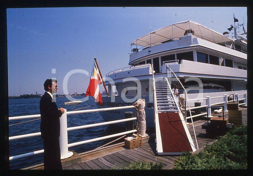 TRUMP PRINCESS Yacht di Donald TRUMP 1988 - 35mm vintage slide 6 Diapositiva originale, in formato 35 mm.Per i diritti rivolgersi a ICharta.E' severamente vietata la riproduzione. Tutti i diritti sono riservati.ICharta mette in vendita, sul negozio eBay e in esclusiva sul sito "icharta" il proprio archivio composto da numerose diapositive e negativi fotografici d'epoca, tutti originali e autentici, che attraversano la storia del costume tra la fine degli anni Sessanta e Novanta.Si tratta di uno sguardo inedito sull'attualità , la politica, la vita quotidiana, il gossip e la cultura, che fotografa il cambiamento della nazione in quest'ultimo scorcio del XX secolo.Un'occasione unica per il mercato del collezionismo, che vede finalmente disponibile un archivio eccezionale per vastità , tematiche e condizioni, in un settore (il negativo fotografico e la diapositiva) di assoluta novità e dalle interessanti prospettive di investimento. GOOD/buono   originale e autentica 1