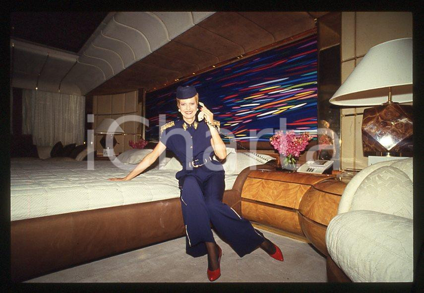 NEW YORK Ivana TRUMP aboard TRUMP PRINCESS 1988 - 35mm vintage slide 2 Diapositiva originale, in formato 35 mm.Per i diritti rivolgersi a ICharta.E' severamente vietata la riproduzione. Tutti i diritti sono riservati.ICharta mette in vendita, sul negozio eBay e in esclusiva sul sito "icharta" il proprio archivio composto da numerose diapositive e negativi fotografici d'epoca, tutti originali e autentici, che attraversano la storia del costume tra la fine degli anni Sessanta e Novanta.Si tratta di uno sguardo inedito sull'attualità , la politica, la vita quotidiana, il gossip e la cultura, che fotografa il cambiamento della nazione in quest'ultimo scorcio del XX secolo.Un'occasione unica per il mercato del collezionismo, che vede finalmente disponibile un archivio eccezionale per vastità , tematiche e condizioni, in un settore (il negativo fotografico e la diapositiva) di assoluta novità e dalle interessanti prospettive di investimento. GOOD/buono   originale e autentica 1