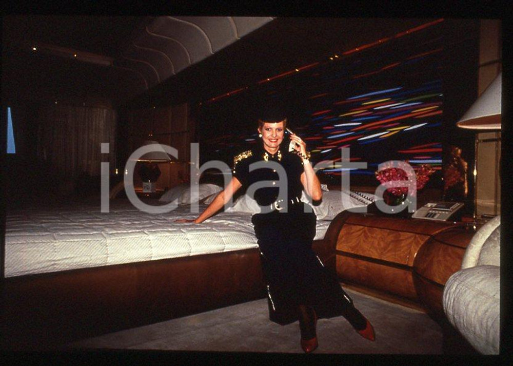 NEW YORK Ivana TRUMP aboard TRUMP PRINCESS 1988 - 35mm vintage slide 1 Diapositiva originale, in formato 35 mm.Per i diritti rivolgersi a ICharta.E' severamente vietata la riproduzione. Tutti i diritti sono riservati.ICharta mette in vendita, sul negozio eBay e in esclusiva sul sito "icharta" il proprio archivio composto da numerose diapositive e negativi fotografici d'epoca, tutti originali e autentici, che attraversano la storia del costume tra la fine degli anni Sessanta e Novanta.Si tratta di uno sguardo inedito sull'attualità , la politica, la vita quotidiana, il gossip e la cultura, che fotografa il cambiamento della nazione in quest'ultimo scorcio del XX secolo.Un'occasione unica per il mercato del collezionismo, che vede finalmente disponibile un archivio eccezionale per vastità , tematiche e condizioni, in un settore (il negativo fotografico e la diapositiva) di assoluta novità e dalle interessanti prospettive di investimento. GOOD/buono   originale e autentica 1