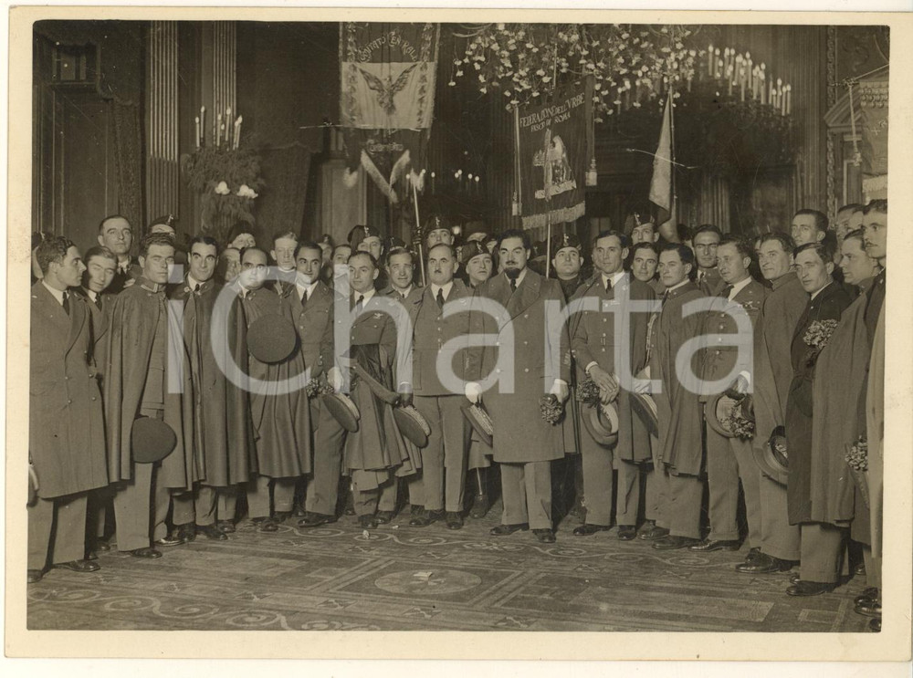1931 ROMA Italo BALBO riceve trasvolatori crociera aerea Italia-Brasile *Foto  Fotografia originale d'epoca, con didascalia manoscritta al verso: "Il ricevimento nelle sale del Circolo della Stampa a Roma dei trasvolatori dell'oceano". FAIR/discreto olievi difetti di stampa al lato superiore Formato: 18x13 cm originale e autentica 1