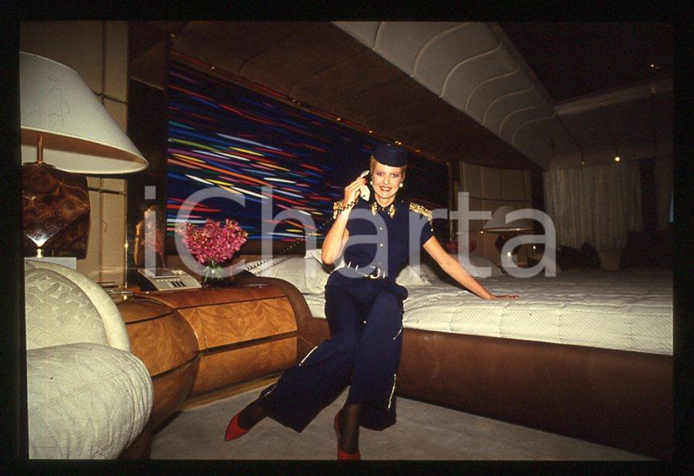 NEW YORK Ivana TRUMP aboard TRUMP PRINCESS 1988 - 35mm vintage slide 3 Diapositiva originale, in formato 35 mm.Per i diritti rivolgersi a ICharta.E' severamente vietata la riproduzione. Tutti i diritti sono riservati.ICharta mette in vendita, sul negozio eBay e in esclusiva sul sito "icharta" il proprio archivio composto da numerose diapositive e negativi fotografici d'epoca, tutti originali e autentici, che attraversano la storia del costume tra la fine degli anni Sessanta e Novanta.Si tratta di uno sguardo inedito sull'attualità , la politica, la vita quotidiana, il gossip e la cultura, che fotografa il cambiamento della nazione in quest'ultimo scorcio del XX secolo.Un'occasione unica per il mercato del collezionismo, che vede finalmente disponibile un archivio eccezionale per vastità , tematiche e condizioni, in un settore (il negativo fotografico e la diapositiva) di assoluta novità e dalle interessanti prospettive di investimento. GOOD/buono   originale e autentica 1