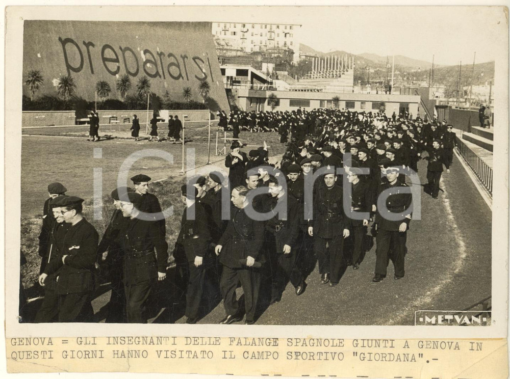 1935 ca GENOVA Insegnanti delle Falangi spagnole al campo sportivo GIORDANA Foto  Fotografia originale d'epoca, con didascalia manoscritta al verso e dattiloscritta al recto. FAIR/discreto puntinature angolari Formato: 18x13 cm originale e autentica 1