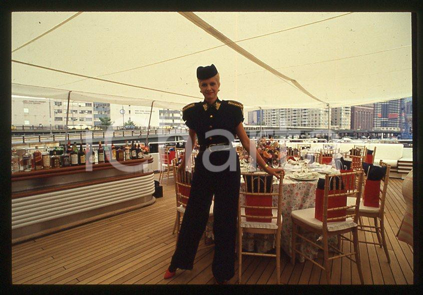 NEW YORK Ivana TRUMP aboard TRUMP PRINCESS 1988 - 35mm vintage slide 9 Diapositiva originale, in formato 35 mm.Per i diritti rivolgersi a ICharta.E' severamente vietata la riproduzione. Tutti i diritti sono riservati.ICharta mette in vendita, sul negozio eBay e in esclusiva sul sito "icharta" il proprio archivio composto da numerose diapositive e negativi fotografici d'epoca, tutti originali e autentici, che attraversano la storia del costume tra la fine degli anni Sessanta e Novanta.Si tratta di uno sguardo inedito sull'attualità , la politica, la vita quotidiana, il gossip e la cultura, che fotografa il cambiamento della nazione in quest'ultimo scorcio del XX secolo.Un'occasione unica per il mercato del collezionismo, che vede finalmente disponibile un archivio eccezionale per vastità , tematiche e condizioni, in un settore (il negativo fotografico e la diapositiva) di assoluta novità e dalle interessanti prospettive di investimento. GOOD/buono   originale e autentica 1