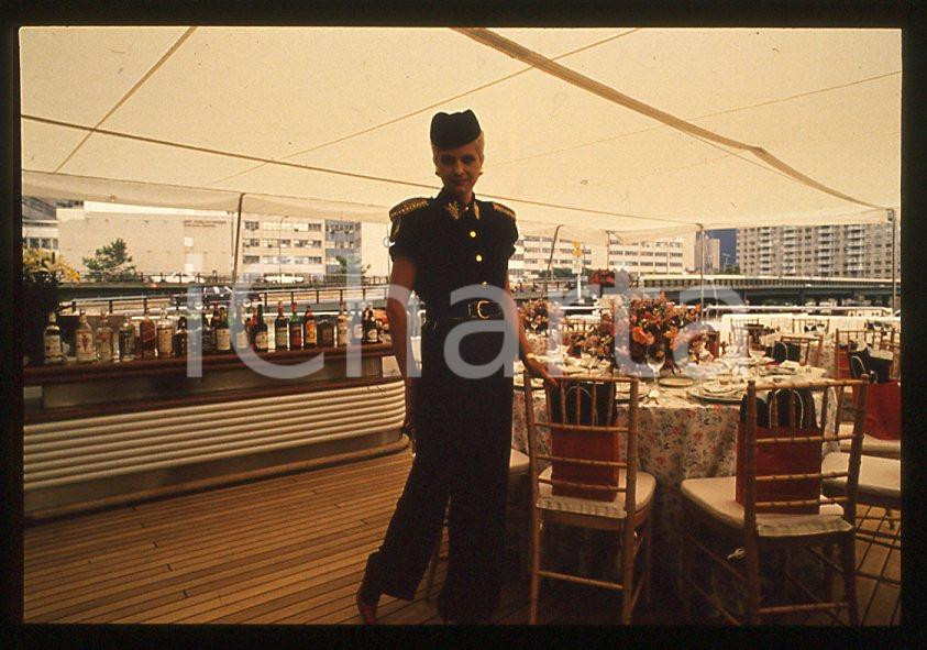 NEW YORK Ivana TRUMP aboard TRUMP PRINCESS 1988 - 35mm vintage slide 8 Diapositiva originale, in formato 35 mm.Per i diritti rivolgersi a ICharta.E' severamente vietata la riproduzione. Tutti i diritti sono riservati.ICharta mette in vendita, sul negozio eBay e in esclusiva sul sito "icharta" il proprio archivio composto da numerose diapositive e negativi fotografici d'epoca, tutti originali e autentici, che attraversano la storia del costume tra la fine degli anni Sessanta e Novanta.Si tratta di uno sguardo inedito sull'attualità , la politica, la vita quotidiana, il gossip e la cultura, che fotografa il cambiamento della nazione in quest'ultimo scorcio del XX secolo.Un'occasione unica per il mercato del collezionismo, che vede finalmente disponibile un archivio eccezionale per vastità , tematiche e condizioni, in un settore (il negativo fotografico e la diapositiva) di assoluta novità e dalle interessanti prospettive di investimento. GOOD/buono   originale e autentica 1