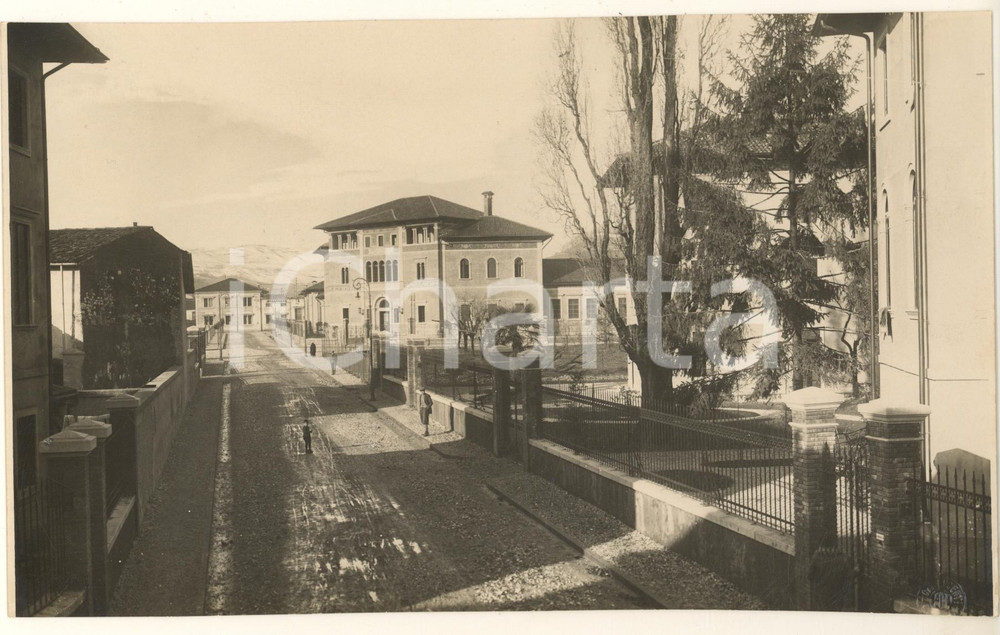 1932 ARZIGNANO (VI) Nuova strada e asilo infantile "Ines Bonazzi" *Foto ANIMATA  Rara e pregevole fotografia, originale d'epoca, con didascalia manoscritta al verso. FAIR/discreto margini rifilati Formato: 23x14 cm originale e autentica 1