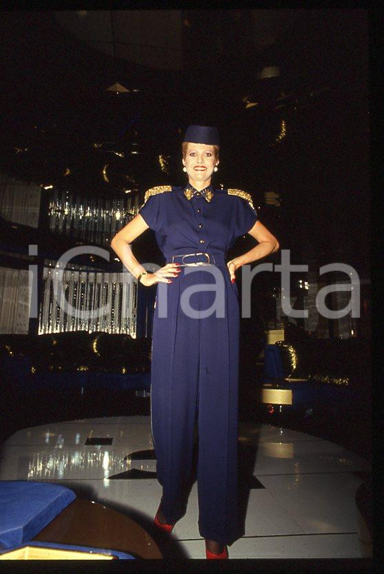 NEW YORK Ivana TRUMP aboard TRUMP PRINCESS 1988 - 35mm vintage slide 10 Diapositiva originale, in formato 35 mm.Per i diritti rivolgersi a ICharta.E' severamente vietata la riproduzione. Tutti i diritti sono riservati.ICharta mette in vendita, sul negozio eBay e in esclusiva sul sito "icharta" il proprio archivio composto da numerose diapositive e negativi fotografici d'epoca, tutti originali e autentici, che attraversano la storia del costume tra la fine degli anni Sessanta e Novanta.Si tratta di uno sguardo inedito sull'attualità , la politica, la vita quotidiana, il gossip e la cultura, che fotografa il cambiamento della nazione in quest'ultimo scorcio del XX secolo.Un'occasione unica per il mercato del collezionismo, che vede finalmente disponibile un archivio eccezionale per vastità , tematiche e condizioni, in un settore (il negativo fotografico e la diapositiva) di assoluta novità e dalle interessanti prospettive di investimento. GOOD/buono   originale e autentica 1