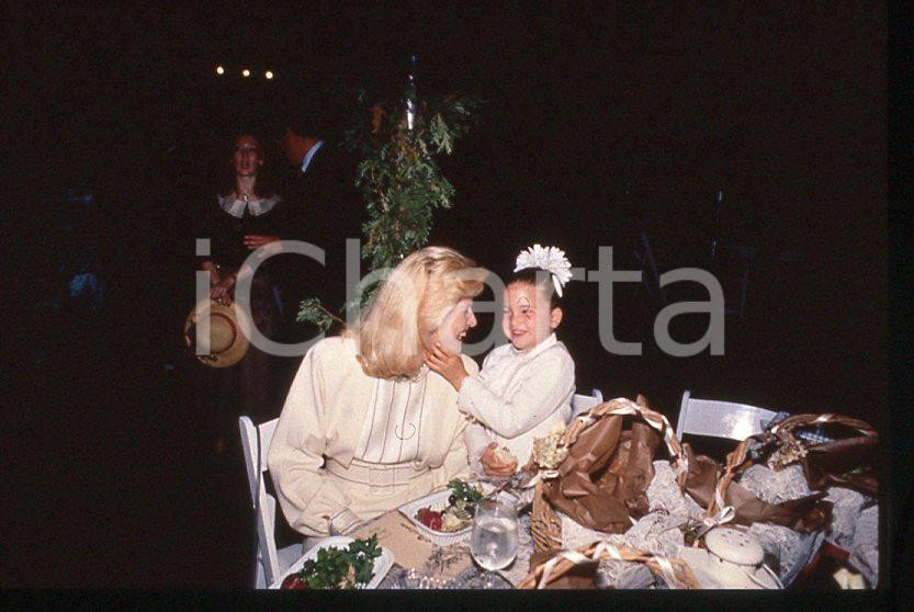 NEW YORK Ivanka and Ivana TRUMP on TRUMP PRINCESS 1988 - 35mm vintage slide Diapositiva originale, in formato 35 mm.Per i diritti rivolgersi a ICharta.E' severamente vietata la riproduzione. Tutti i diritti sono riservati.ICharta mette in vendita, sul negozio eBay e in esclusiva sul sito "icharta" il proprio archivio composto da numerose diapositive e negativi fotografici d'epoca, tutti originali e autentici, che attraversano la storia del costume tra la fine degli anni Sessanta e Novanta.Si tratta di uno sguardo inedito sull'attualità , la politica, la vita quotidiana, il gossip e la cultura, che fotografa il cambiamento della nazione in quest'ultimo scorcio del XX secolo.Un'occasione unica per il mercato del collezionismo, che vede finalmente disponibile un archivio eccezionale per vastità , tematiche e condizioni, in un settore (il negativo fotografico e la diapositiva) di assoluta novità e dalle interessanti prospettive di investimento. GOOD/buono   originale e autentica 1