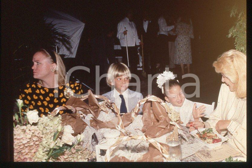 NY Ivanka, Ivana and Donald Trump Jr. TRUMP PRINCESS 1988 - 35mm vintage slide Diapositiva originale, in formato 35 mm.Per i diritti rivolgersi a ICharta.E' severamente vietata la riproduzione. Tutti i diritti sono riservati.ICharta mette in vendita, sul negozio eBay e in esclusiva sul sito "icharta" il proprio archivio composto da numerose diapositive e negativi fotografici d'epoca, tutti originali e autentici, che attraversano la storia del costume tra la fine degli anni Sessanta e Novanta.Si tratta di uno sguardo inedito sull'attualità , la politica, la vita quotidiana, il gossip e la cultura, che fotografa il cambiamento della nazione in quest'ultimo scorcio del XX secolo.Un'occasione unica per il mercato del collezionismo, che vede finalmente disponibile un archivio eccezionale per vastità , tematiche e condizioni, in un settore (il negativo fotografico e la diapositiva) di assoluta novità e dalle interessanti prospettive di investimento. GOOD/buono   originale e autentica 1