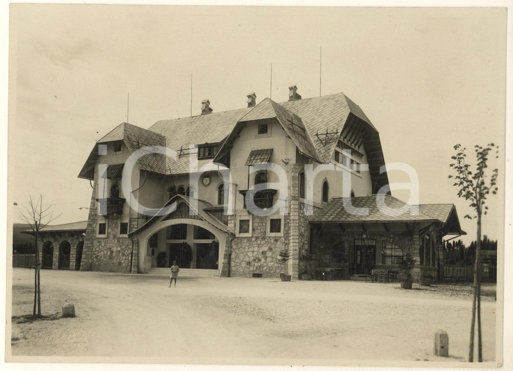 1930 ca ASIAGO (VI) Stazione ferroviaria *Foto ANIMATA RARA - LUCENTI  Rara e pregevole fotografia, originale d'epoca.FOTOGRAFO: Francesco Lucenti - Lonigo GOOD/buono  Formato: 17x12 cm originale e autentica 1