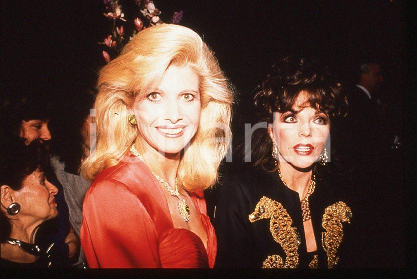 Joan COLLINS Ivana TRUMP Ritratto 1985 ca - 35mm vintage slide Diapositiva originale, in formato 35 mm.Per i diritti rivolgersi a ICharta.E' severamente vietata la riproduzione. Tutti i diritti sono riservati.ICharta mette in vendita, sul negozio eBay e in esclusiva sul sito "icharta" il proprio archivio composto da numerose diapositive e negativi fotografici d'epoca, tutti originali e autentici, che attraversano la storia del costume tra la fine degli anni Sessanta e Novanta.Si tratta di uno sguardo inedito sull'attualità , la politica, la vita quotidiana, il gossip e la cultura, che fotografa il cambiamento della nazione in quest'ultimo scorcio del XX secolo.Un'occasione unica per il mercato del collezionismo, che vede finalmente disponibile un archivio eccezionale per vastità , tematiche e condizioni, in un settore (il negativo fotografico e la diapositiva) di assoluta novità e dalle interessanti prospettive di investimento. GOOD/buono   originale e autentica 1