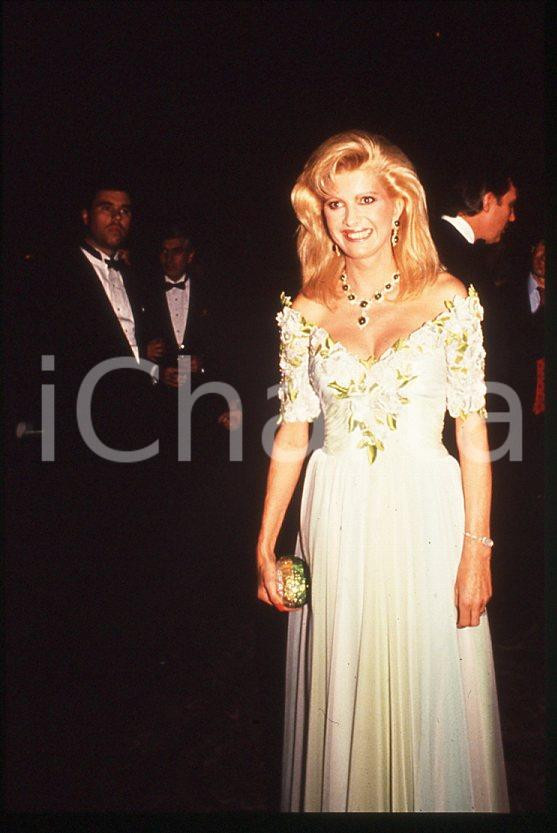 BEVERLY HILLS Ivana TRUMP Ritratto 1985 ca - 35mm vintage slide (2) Diapositiva originale, in formato 35 mm.Per i diritti rivolgersi a ICharta.E' severamente vietata la riproduzione. Tutti i diritti sono riservati.ICharta mette in vendita, sul negozio eBay e in esclusiva sul sito "icharta" il proprio archivio composto da numerose diapositive e negativi fotografici d'epoca, tutti originali e autentici, che attraversano la storia del costume tra la fine degli anni Sessanta e Novanta.Si tratta di uno sguardo inedito sull'attualità , la politica, la vita quotidiana, il gossip e la cultura, che fotografa il cambiamento della nazione in quest'ultimo scorcio del XX secolo.Un'occasione unica per il mercato del collezionismo, che vede finalmente disponibile un archivio eccezionale per vastità , tematiche e condizioni, in un settore (il negativo fotografico e la diapositiva) di assoluta novità e dalle interessanti prospettive di investimento. GOOD/buono   originale e autentica 1