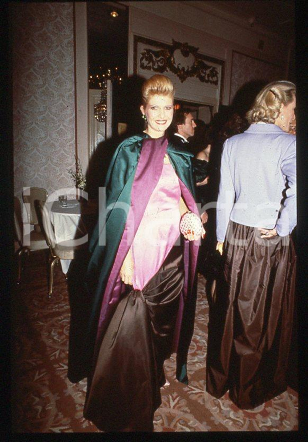 Ivana TRUMP Ritratto dell'imprenditrice 1985 ca - 35mm vintage slide (3) Diapositiva originale, in formato 35 mm.Per i diritti rivolgersi a ICharta.E' severamente vietata la riproduzione. Tutti i diritti sono riservati.ICharta mette in vendita, sul negozio eBay e in esclusiva sul sito "icharta" il proprio archivio composto da numerose diapositive e negativi fotografici d'epoca, tutti originali e autentici, che attraversano la storia del costume tra la fine degli anni Sessanta e Novanta.Si tratta di uno sguardo inedito sull'attualità , la politica, la vita quotidiana, il gossip e la cultura, che fotografa il cambiamento della nazione in quest'ultimo scorcio del XX secolo.Un'occasione unica per il mercato del collezionismo, che vede finalmente disponibile un archivio eccezionale per vastità , tematiche e condizioni, in un settore (il negativo fotografico e la diapositiva) di assoluta novità e dalle interessanti prospettive di investimento. GOOD/buono   originale e autentica 1